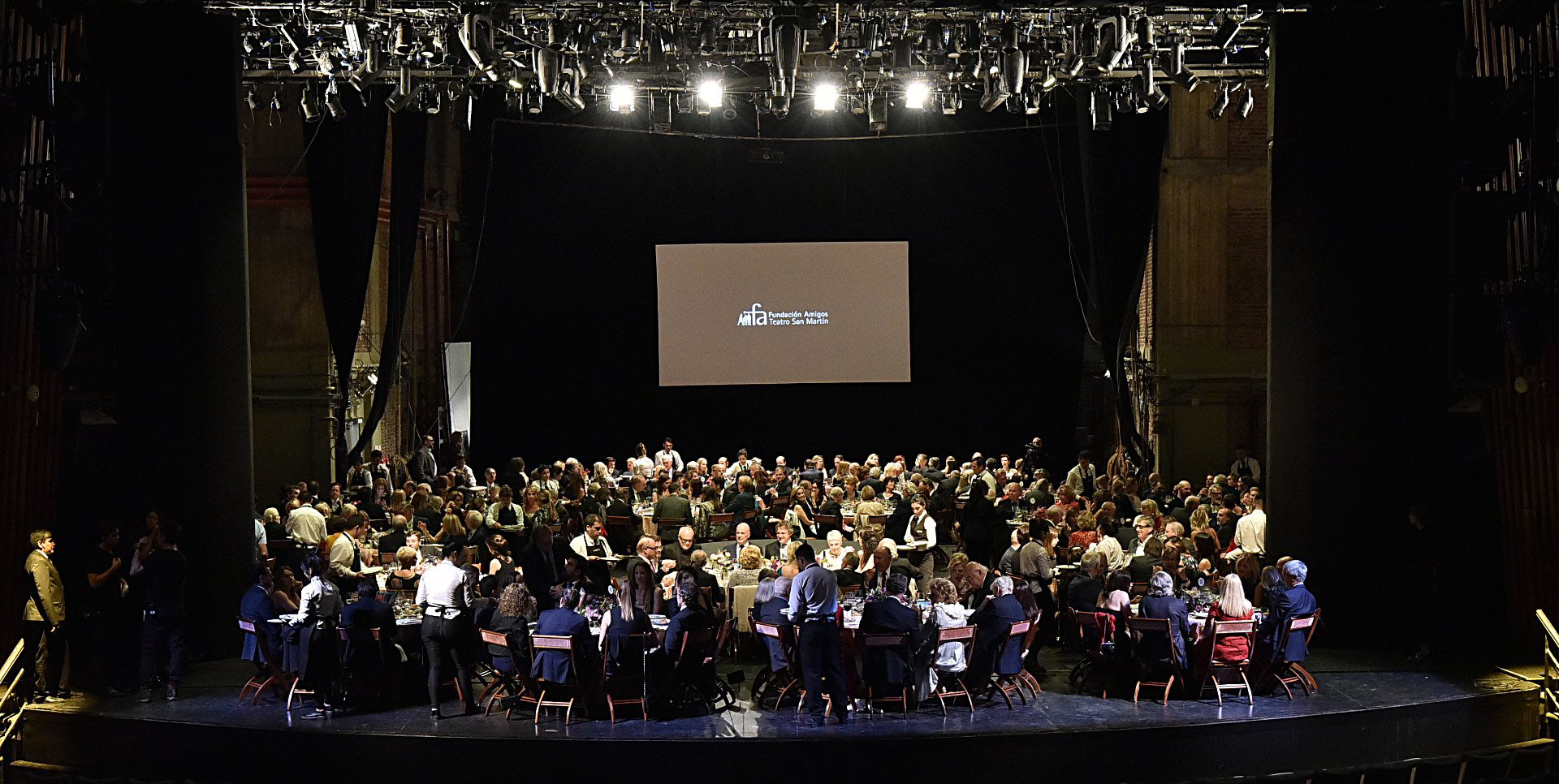 Durante la gala, la Fundación de Amigos del Teatro San Martín construye un puente, para dar a conocer en profundidad su misión e impulsar la recaudación de fondos en vistas a los objetivos del próximo año