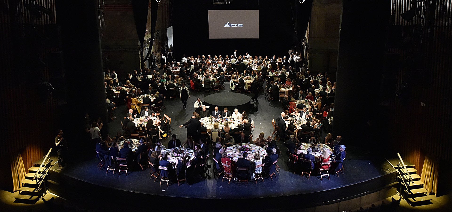 La cena se realizó sobre el escenario de la Sala Martín Coronado