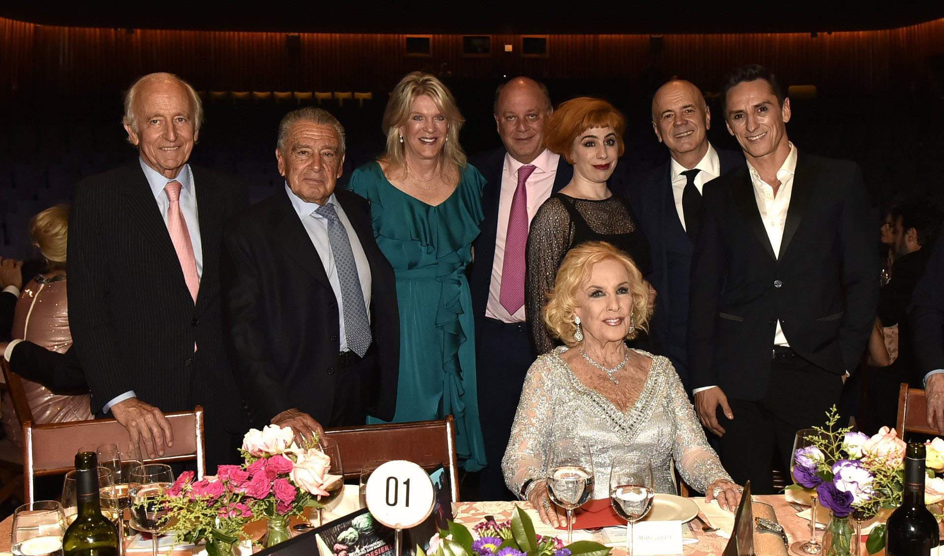 Mirtha Legrand junto al empresario Santiago Soldati; Eduardo Eurnekian, presidente de Corporación América; Eva Thesleff de Soldati, presidente de la Fundación Amigos del Teatro San Martín; Martín Cabrales, vicepresidente de la Fundación Amigos del Teatro San Martín; la actriz y cantante Alejandra Radano; Jorge Telerman, director del Complejo Teatral de Buenos Aires; y el actor y cantante Carlos Casella