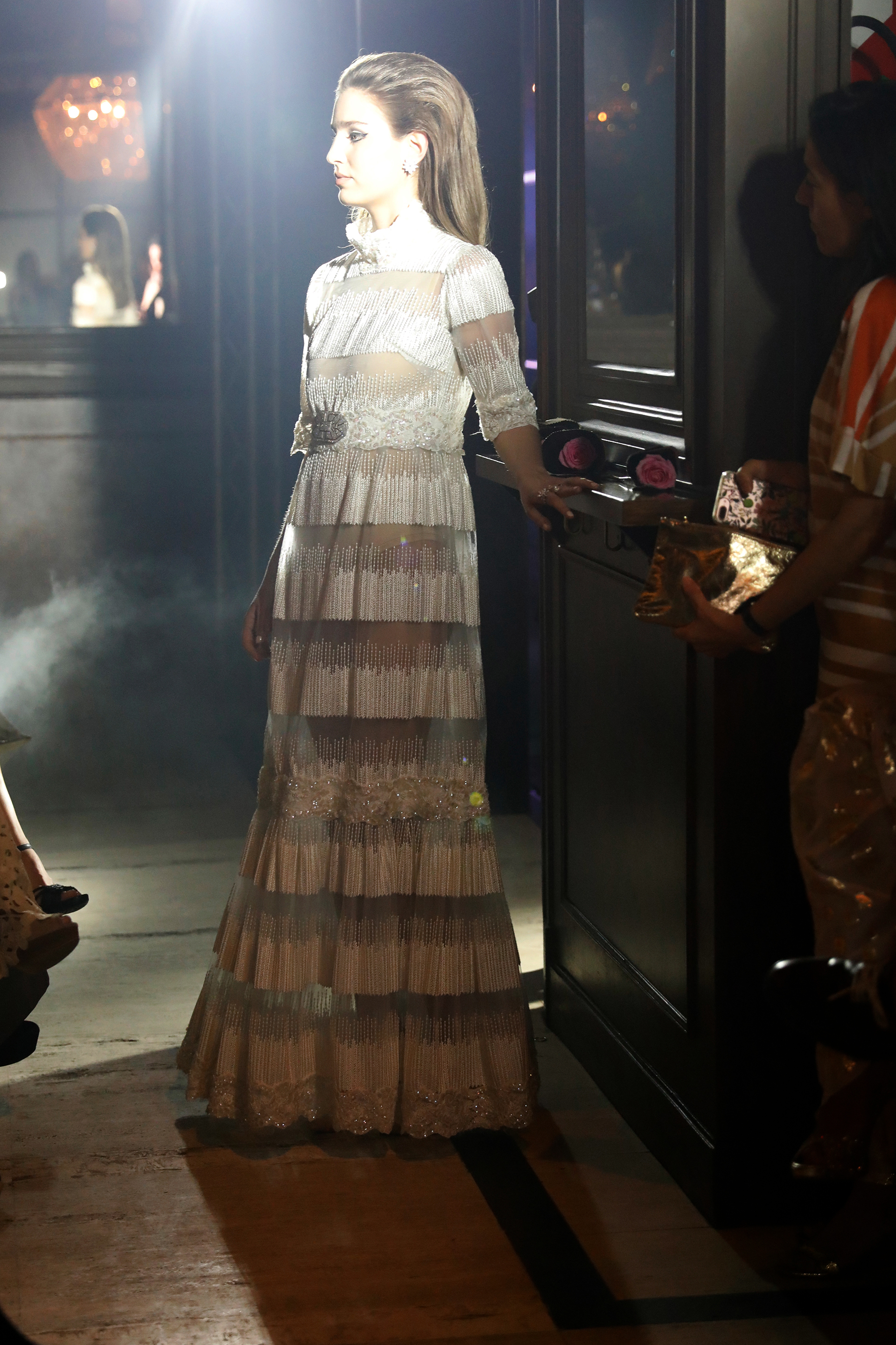 Agustina Otegui con otra de las creaciones de Brown; la colección está inspirada en la época de oro de los años 80