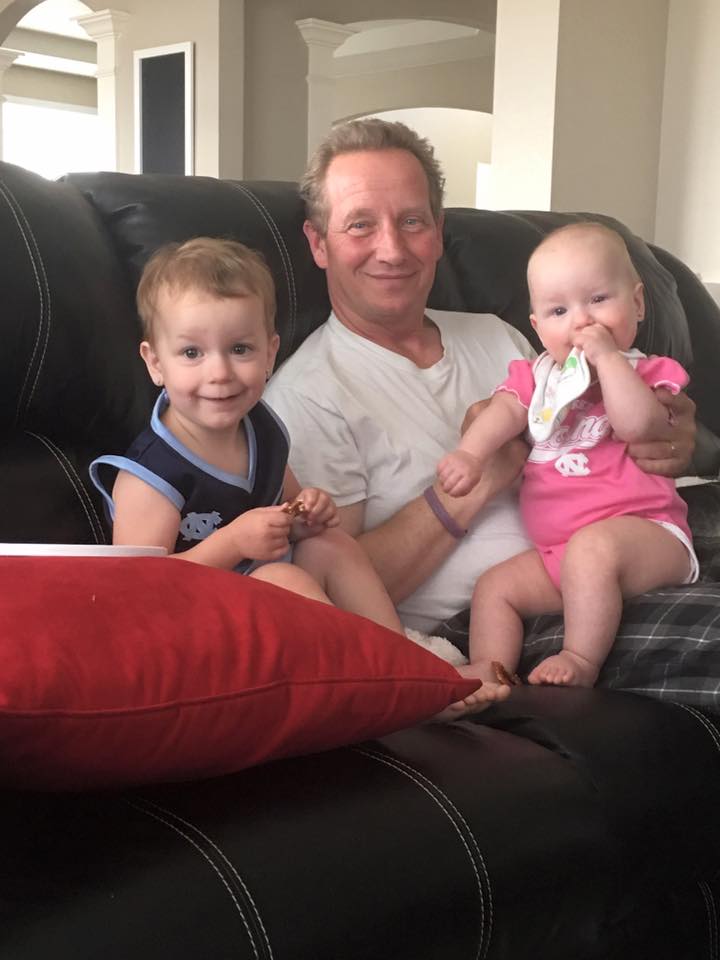 Frankie Rzucek, el padre de Shanann Watts, con sus nietas