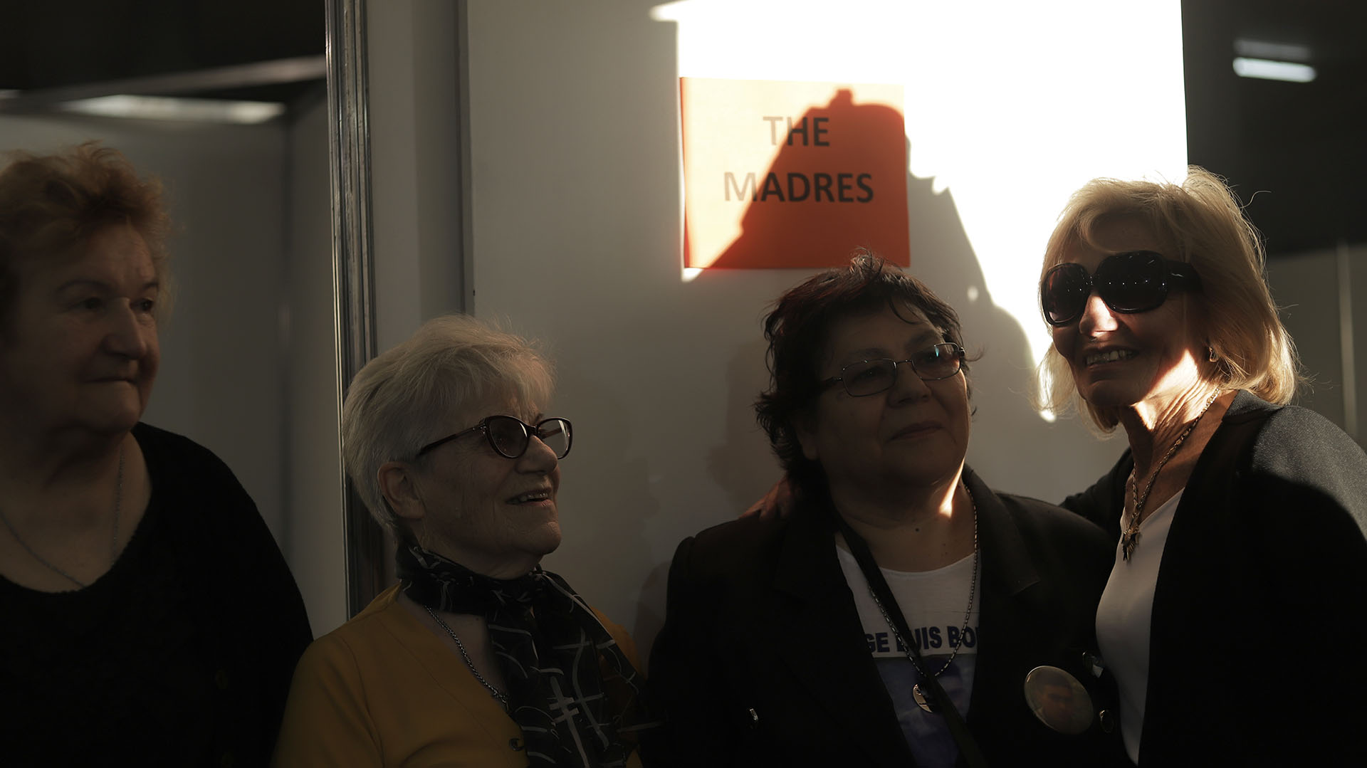 Nélida Echave, María del Carmen Araujo, Marría del Carmen Bordón y Dalal Massad en la puerta del salón que el staff de Waters había preparad especialmente para los familiares de Malvinas. El cartel indicaba quiénes eran las homenajeadas: “The Madres”(Lihueel Althabe)