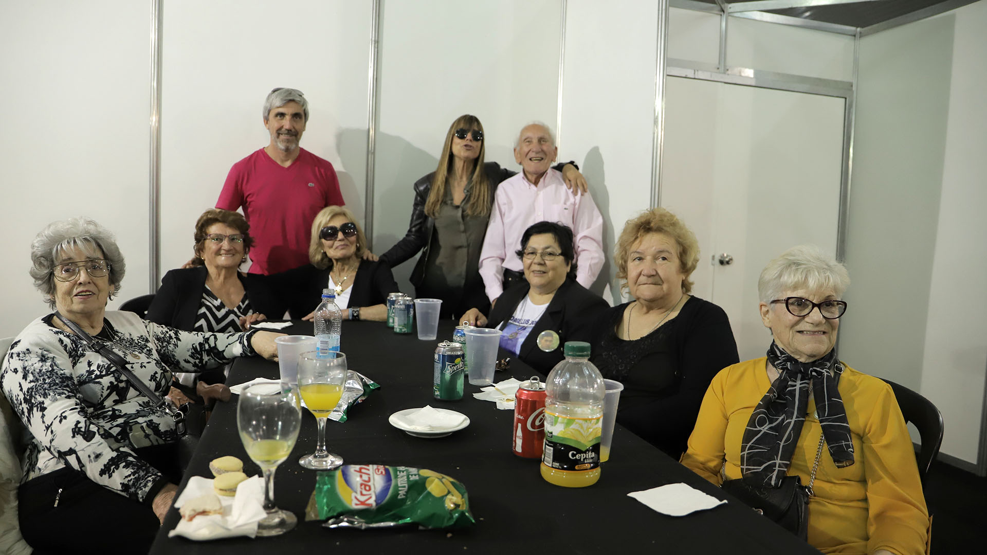 Julio Aro, la directora editorial de Infobae junto a las madres y padres de Malvinas: Ugalde, Hornos, Massad, Bordón, Echave y Araujo (Lihueel Althabe)