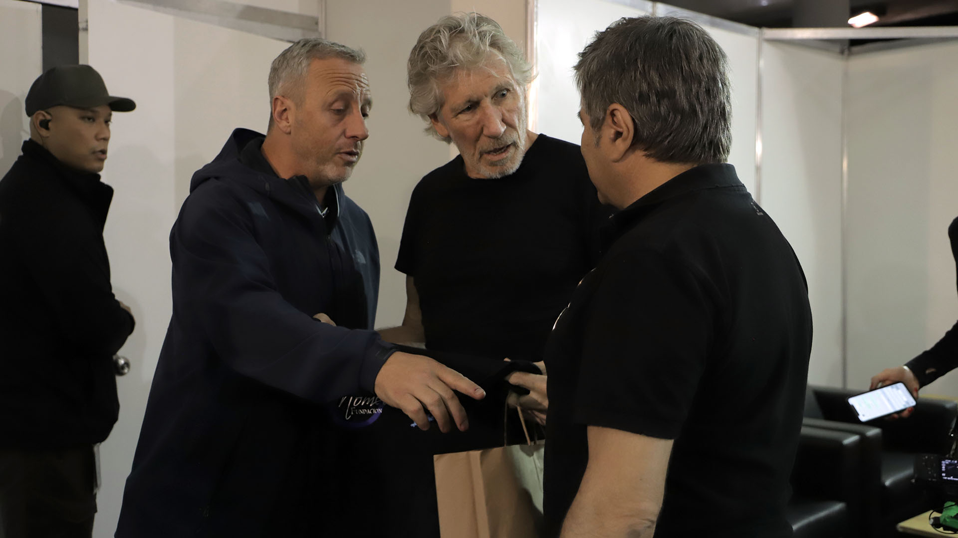 Waters, junto a su hombre de seguridad, Duncan Pompey Wilkinson, marine que combatió en la guerra y el veterano Celso Farías (Lihueel Althabe)