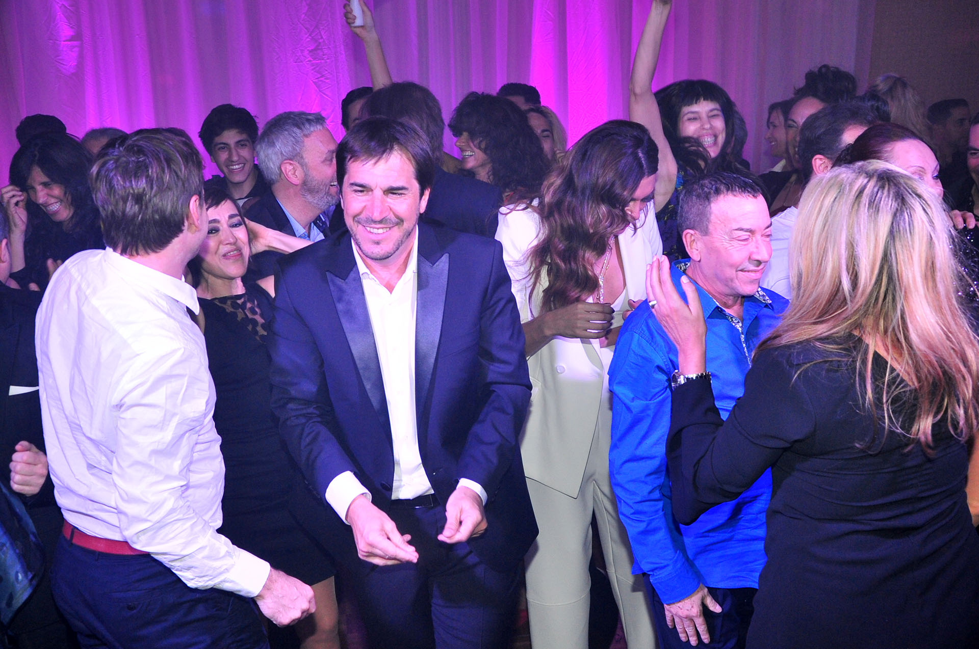 El empresario teatral bailando con los artistas