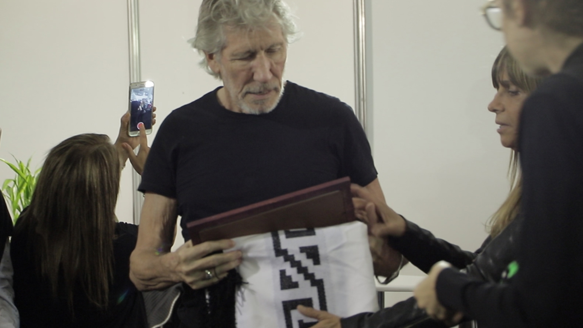 El poncho que y el cuadro que los familiares de los caídos en Malvinas le regalaron a Waters