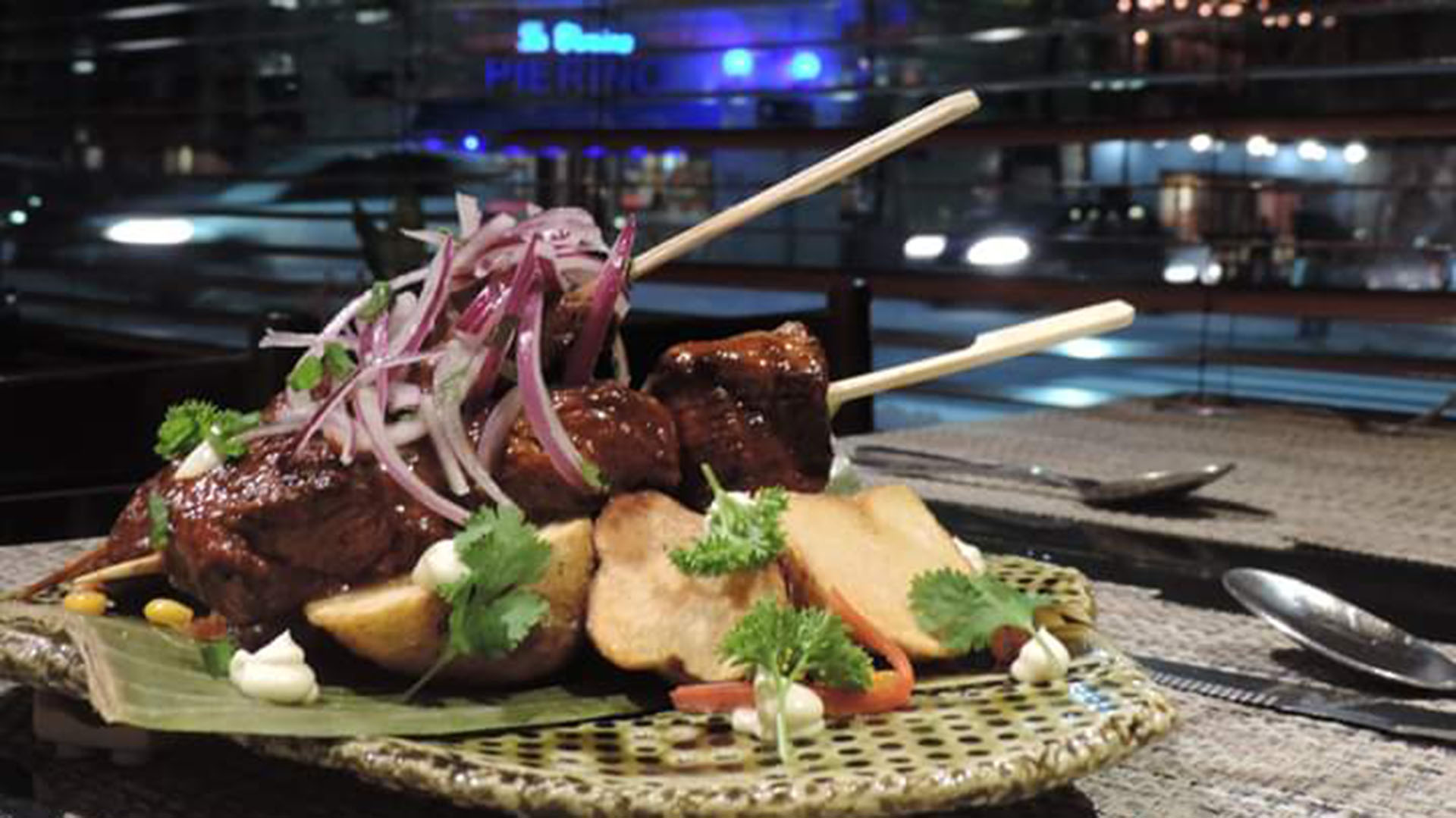 Anticuchos con papas y cebollas moradas