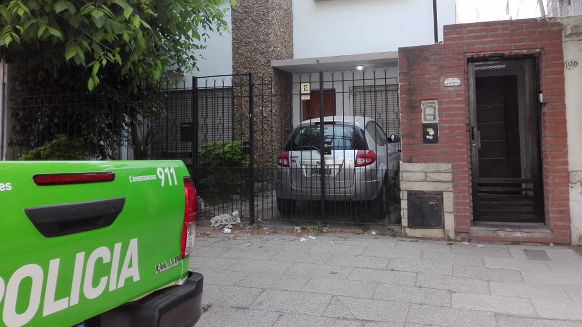 La casa de rejas negras donde vivía la beba estuvo esta mañana custodiada por la Policía.