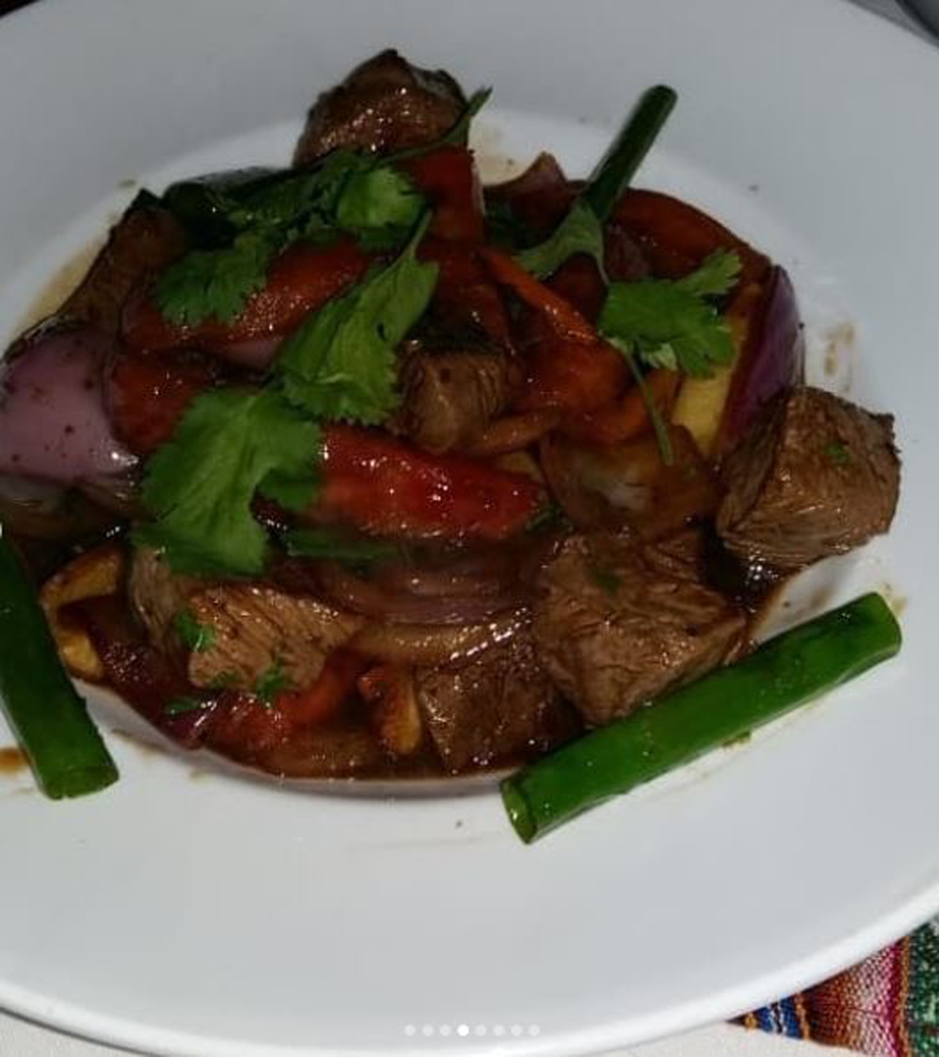 Anticuchos con hojas de perejil, morrones y chauchas