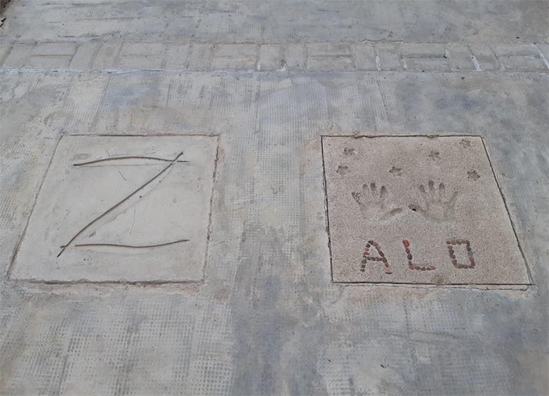 En su casa de Potreros de los Funes, Aracelli tiene una terraza de hormigón armado en la que hizo hacer una placa con la “Z” del Zorro. Otra con sus manos y sus iniciales (ALO)