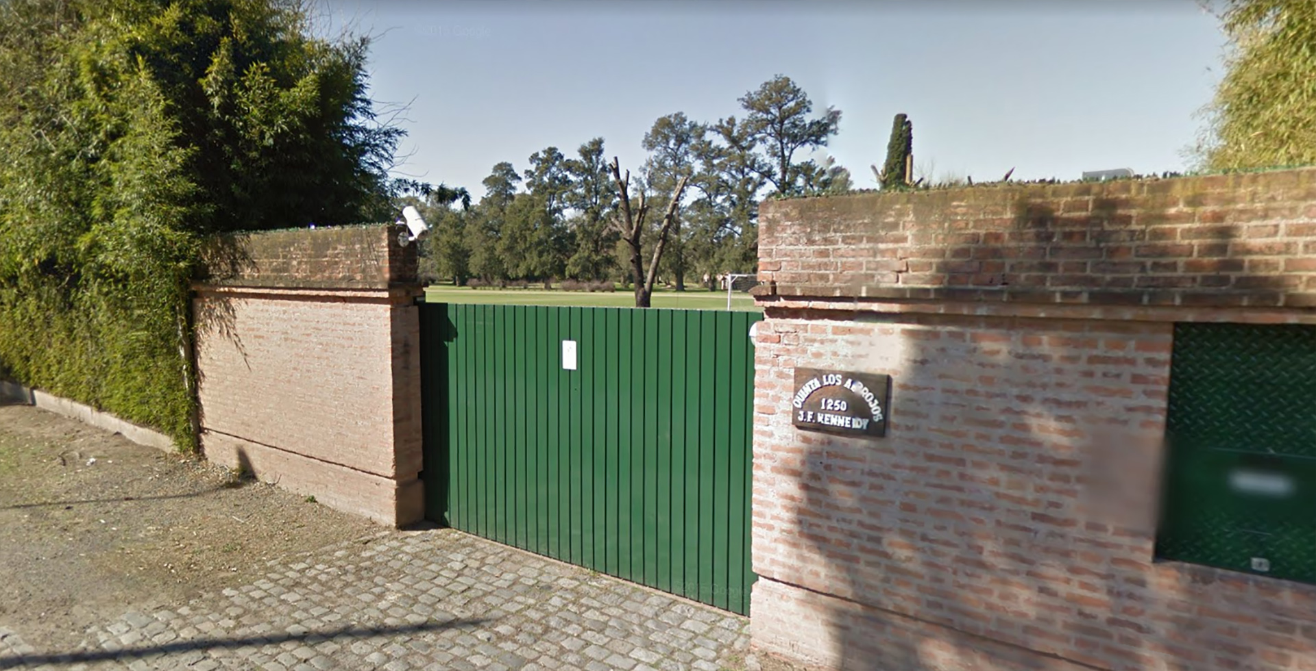 Entrada de Los Abrojos, la quinta de Mauricio Macri,