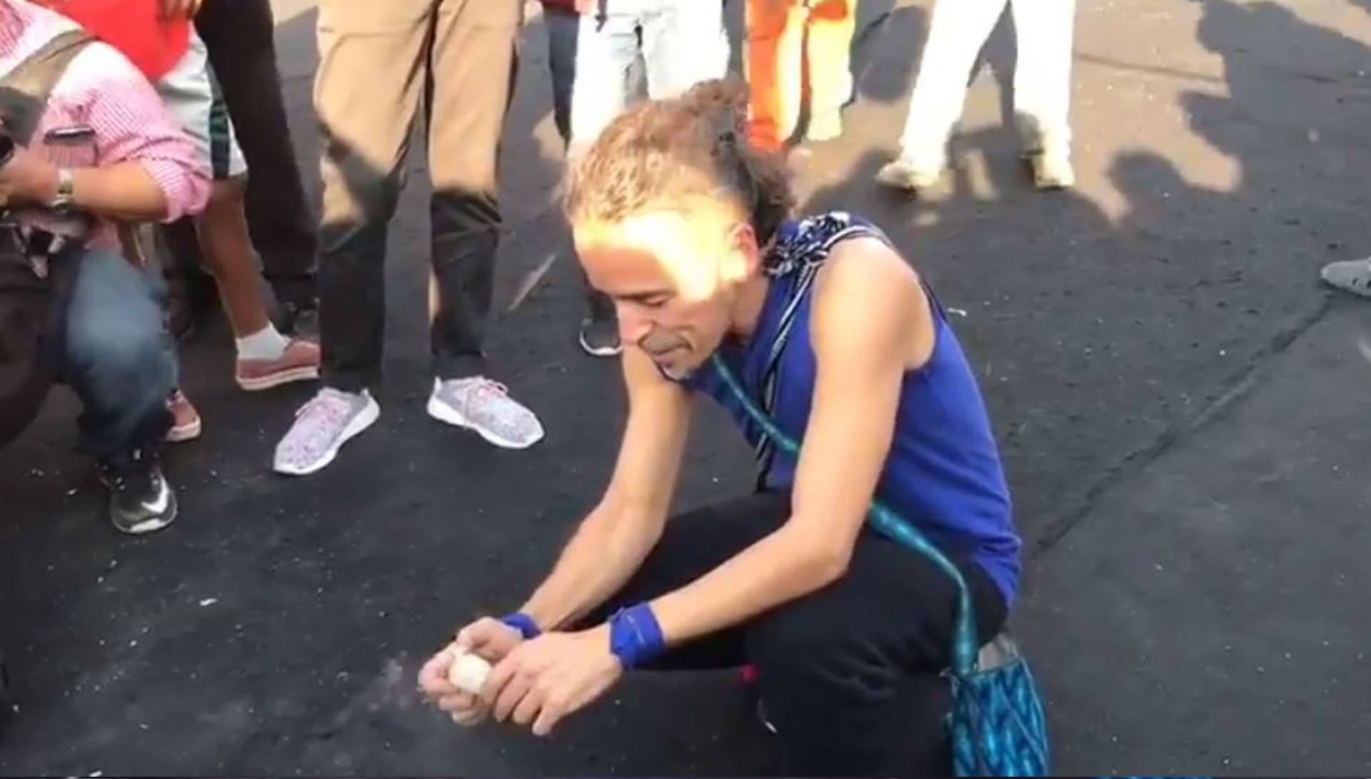 El vocalista de la banda mexicana originaria del barrio Satélite le habló de frente a los migrantes, y deseó que lleguen a su destino exitosamente.