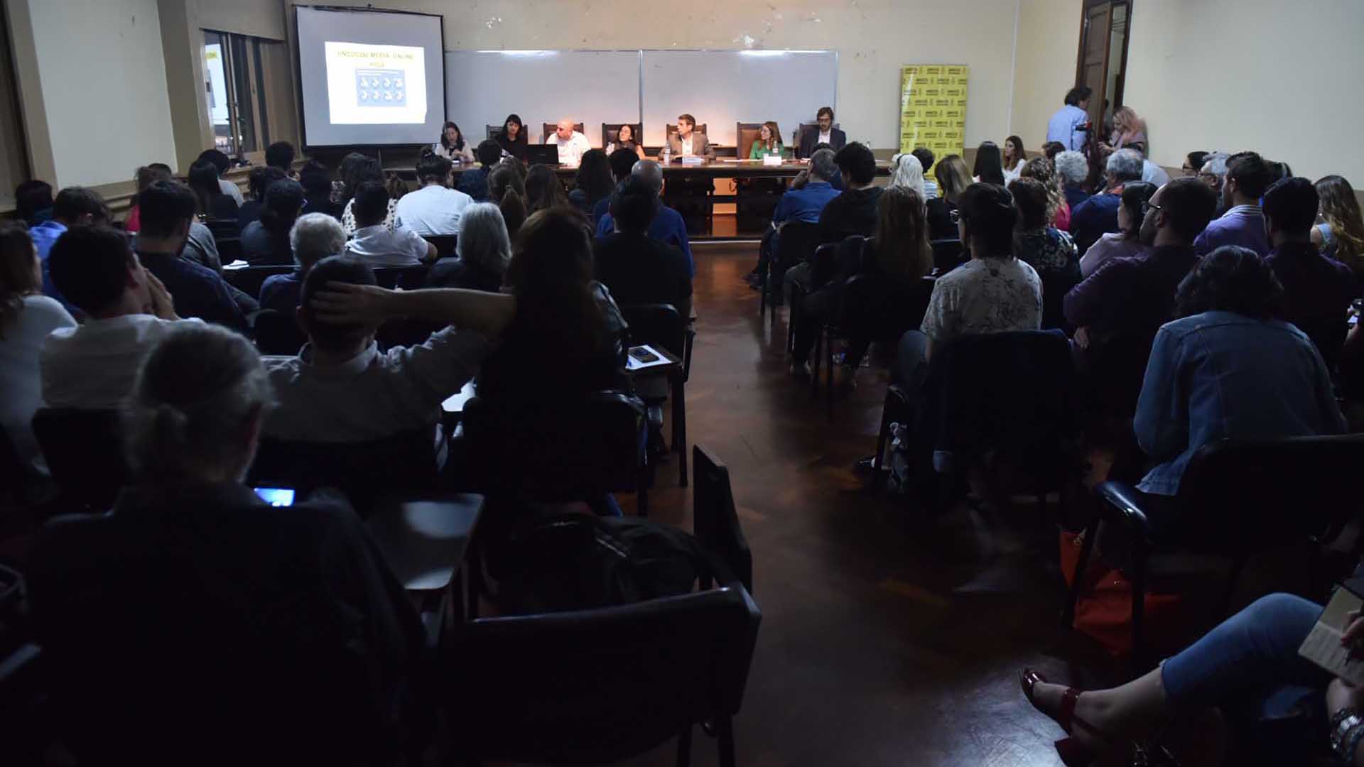 El encuentro en el que también participó la investigadora Azmina Dhrodia se realizó en el aula 217 de la Facultad de Derecho de la Universidad e Buenos Aires