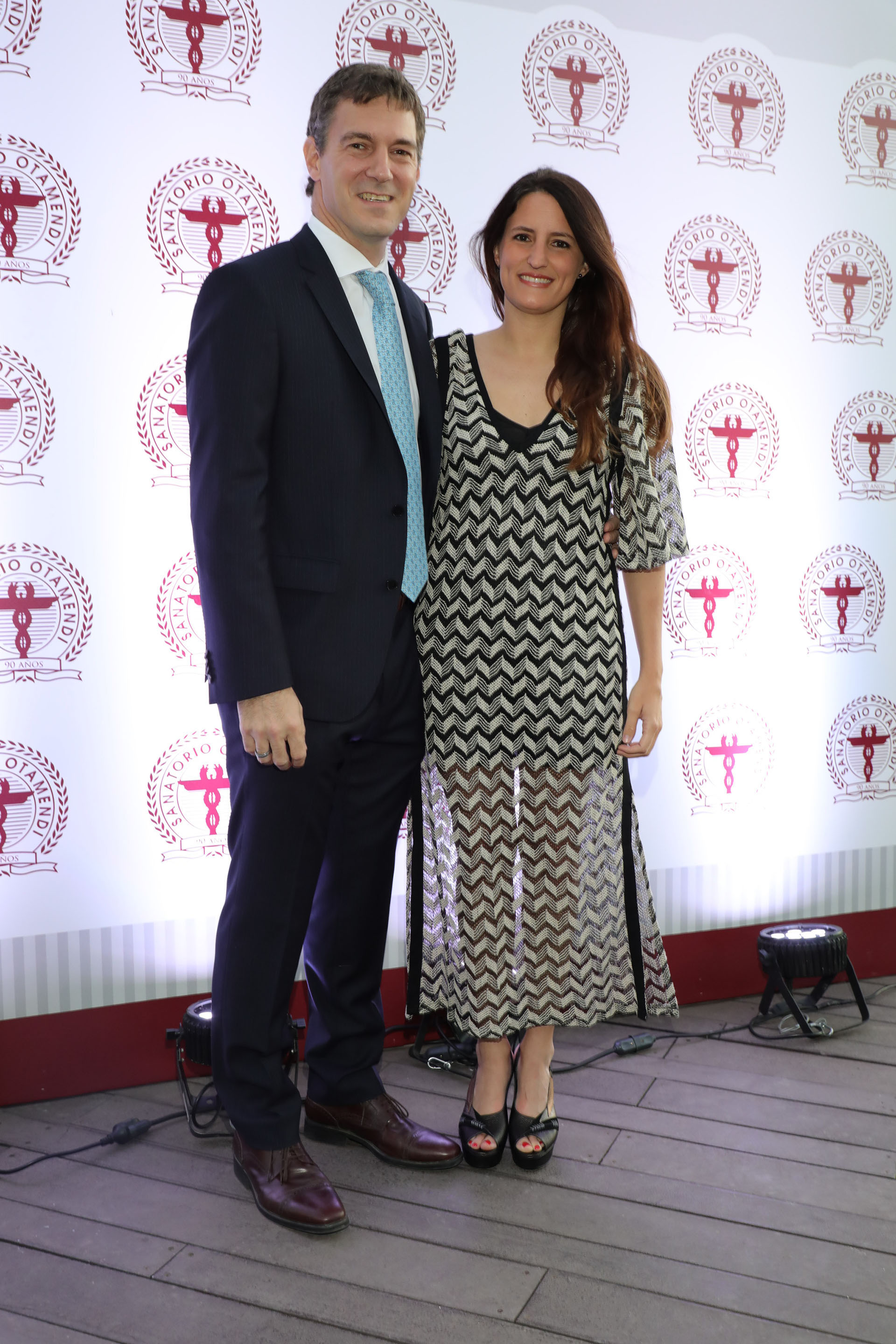 El Dr Jorge De All, presidente del Sanatorio Otamendi, y su mujer, Catalina Hornos. El Sanatorio Otamendi fue fundado en 1928, con el objetivo de constituirse en una institución médica de vanguardia. Desde sus inicios hasta hoy, cimentó su trayectoria brindando prestaciones de alta calidad y excelencia científica