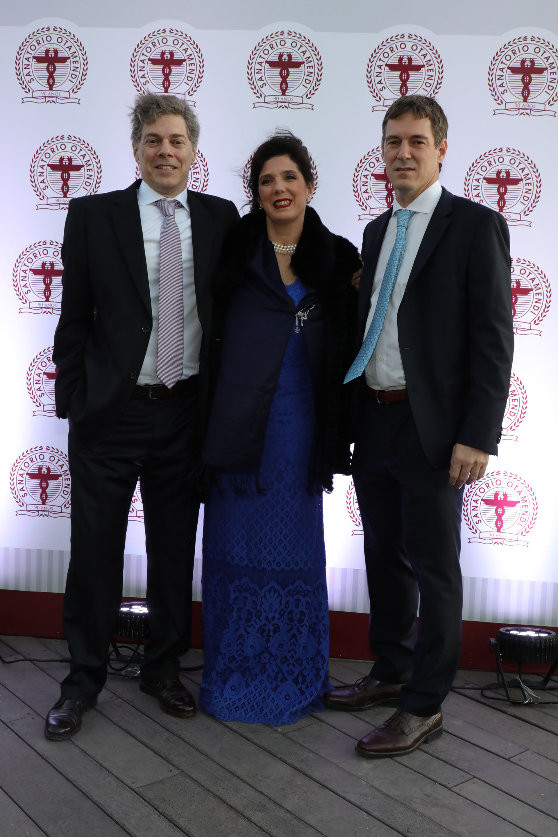 El Dr. José De All, director ejecutivo del Sanatorio Otamendi; la Dra. Guadalupe De All, vicepresidente; y el Dr. Jorge De All, presidente, durante la celebración por los 90 años del Sanatorio Otamendi