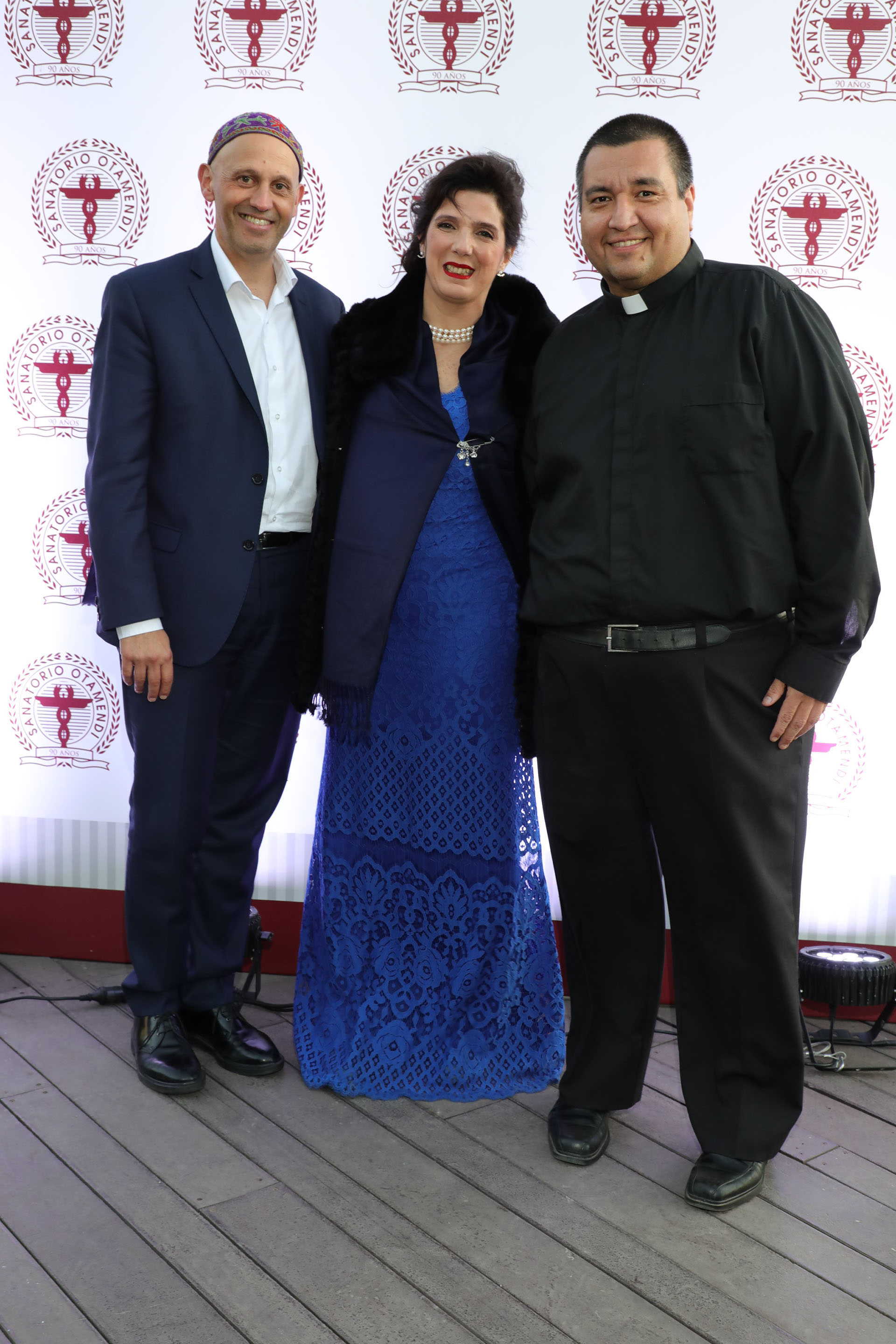 Sergio Bergman junto a la Dra Guadalupe De All y al Padre Fabián Báez. En su 90° aniversario, el Sanatorio Otamendi reafirma su liderazgo dentro de las instituciones médicas de la Argentina y continua su labor, con el objetivo de convertirse en un referente en la región