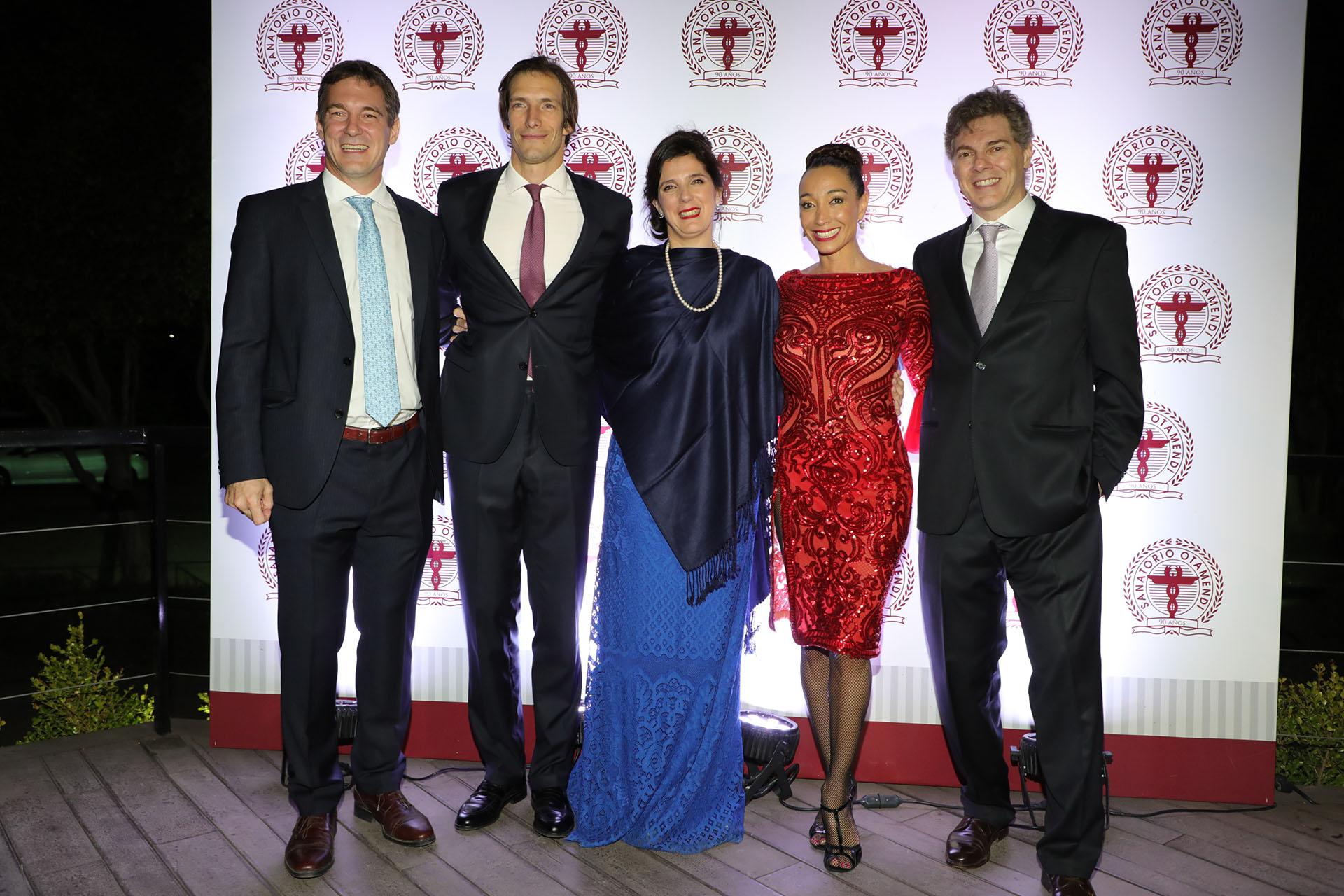 El Dr Jorge De All, Ivan de Pineda, la Dra Guadalupe De All, la bailarina Mora Godoy, y el Dr José De All en el final de la celebración de los 90 años del Sanatorio Otamendi /// Fotos: Christian Bochichio