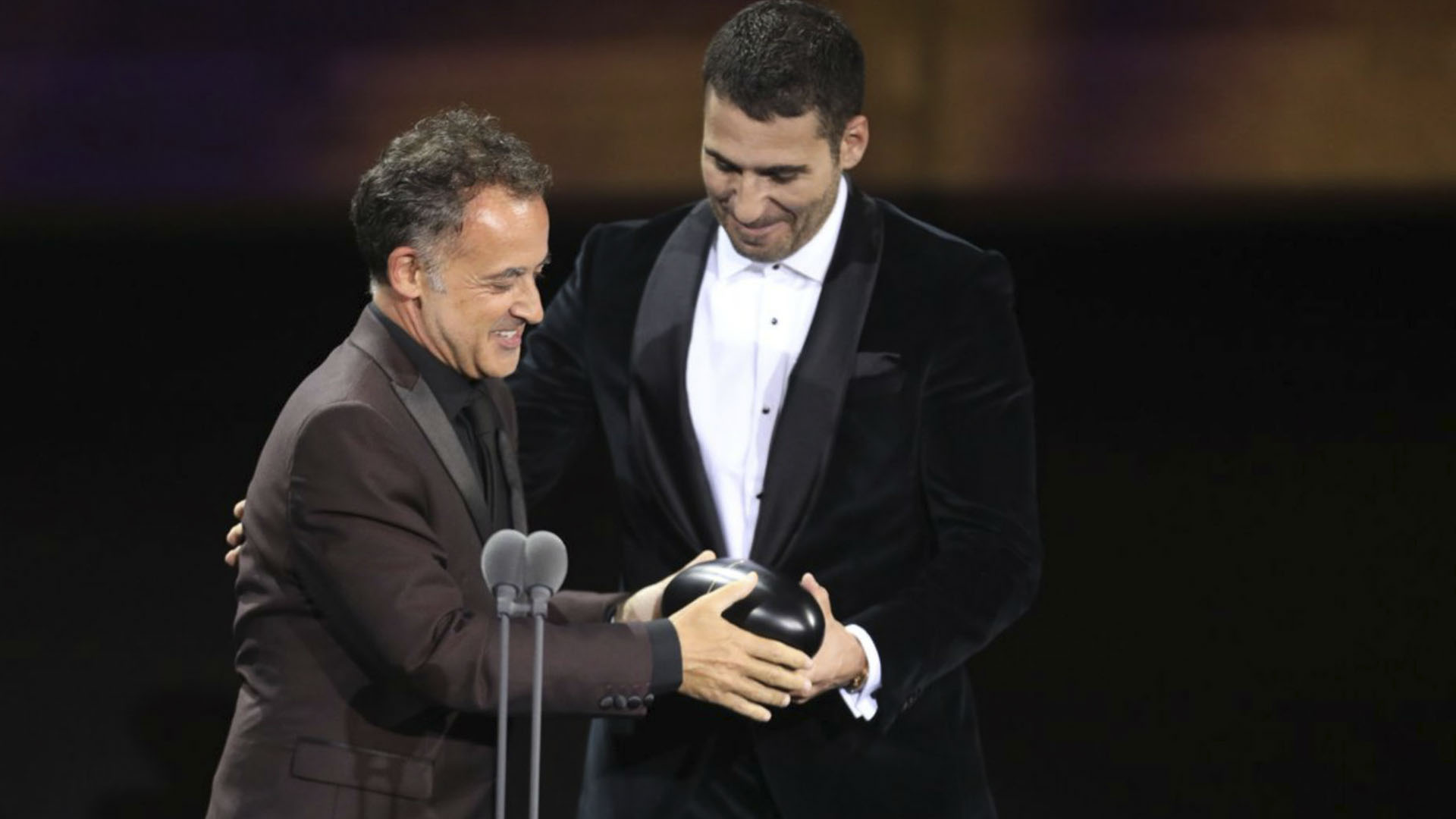 Miguel Ángel Silvestre entregó el primer premio de la noche a Rui Poças. (Foto: Twitter Premios Fénix)