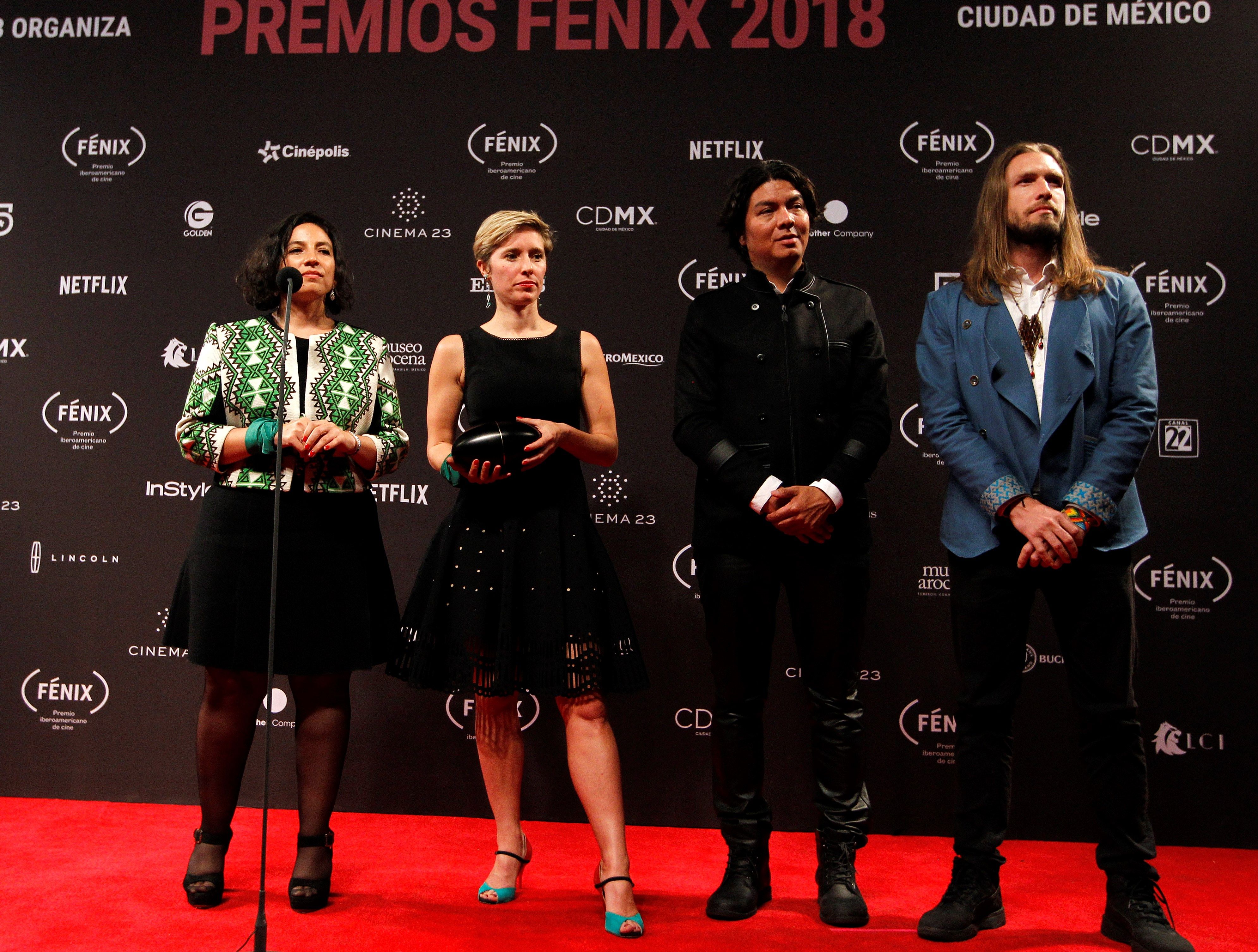 Cristina Gallego, Katrin Pors, Carlos García y Sebastían Celis, de la película “Pájaros de Verano”, posan con el premio Fénix. (EFE/Mario Guzmán)