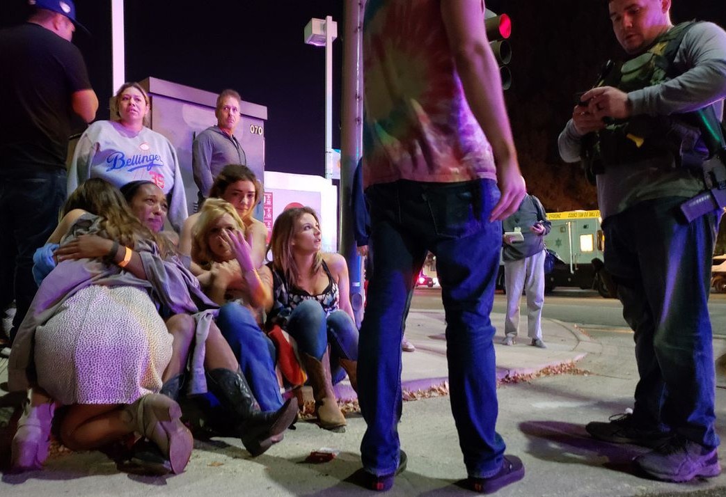 Además, rondaba la desesperación en el lugar entre quienes no encontraban a sus amigos y familiares presentes en la fiesta y desconocían su estado de salud (foto: cortesía Los Angeles Times)