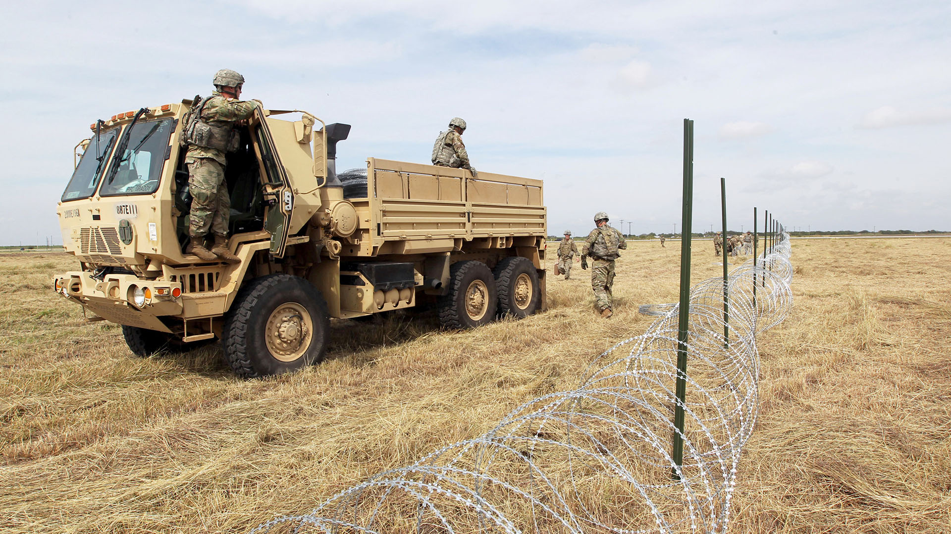 Soldados del ejército de los Estados Unidos de ft. Riley, Kansas, colocaron cerca de alambre de navaja para un campamento para ser utilizado por los militares cerca de la frontera con México en Donna, Texas (REUTERS/Delcia Lopez)