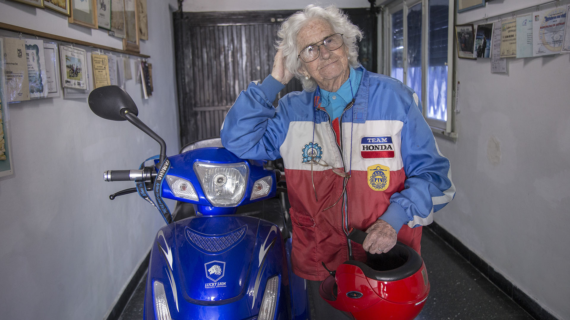 Tiene 90 años, fue pionera en obtener el registro profesional y es musa de La Renga: la vida de Nelly, la "motoabuela" - Infobae