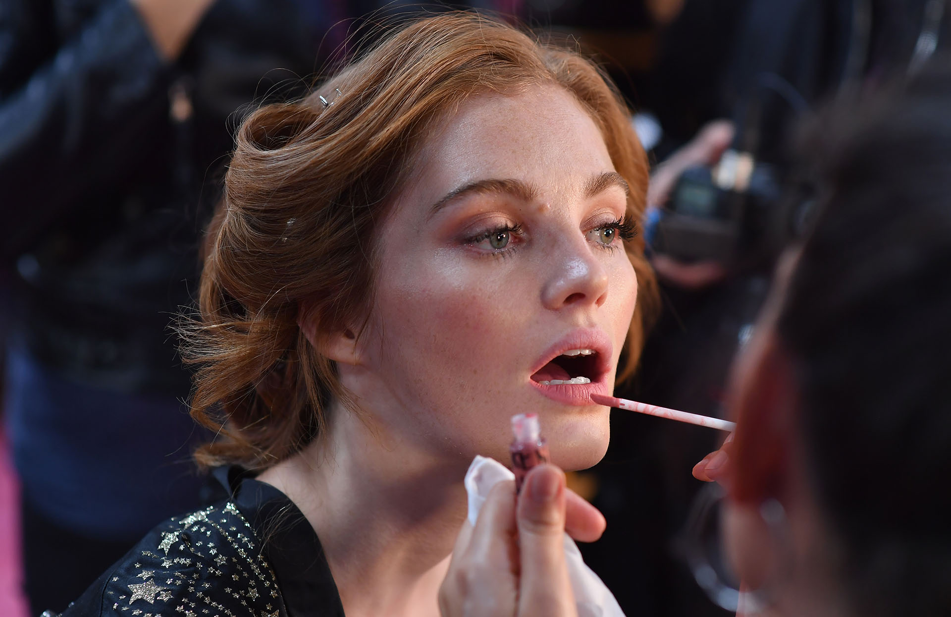 Maquillaje suave en tonos nude para la pasada (Angela Weiss / AFP)