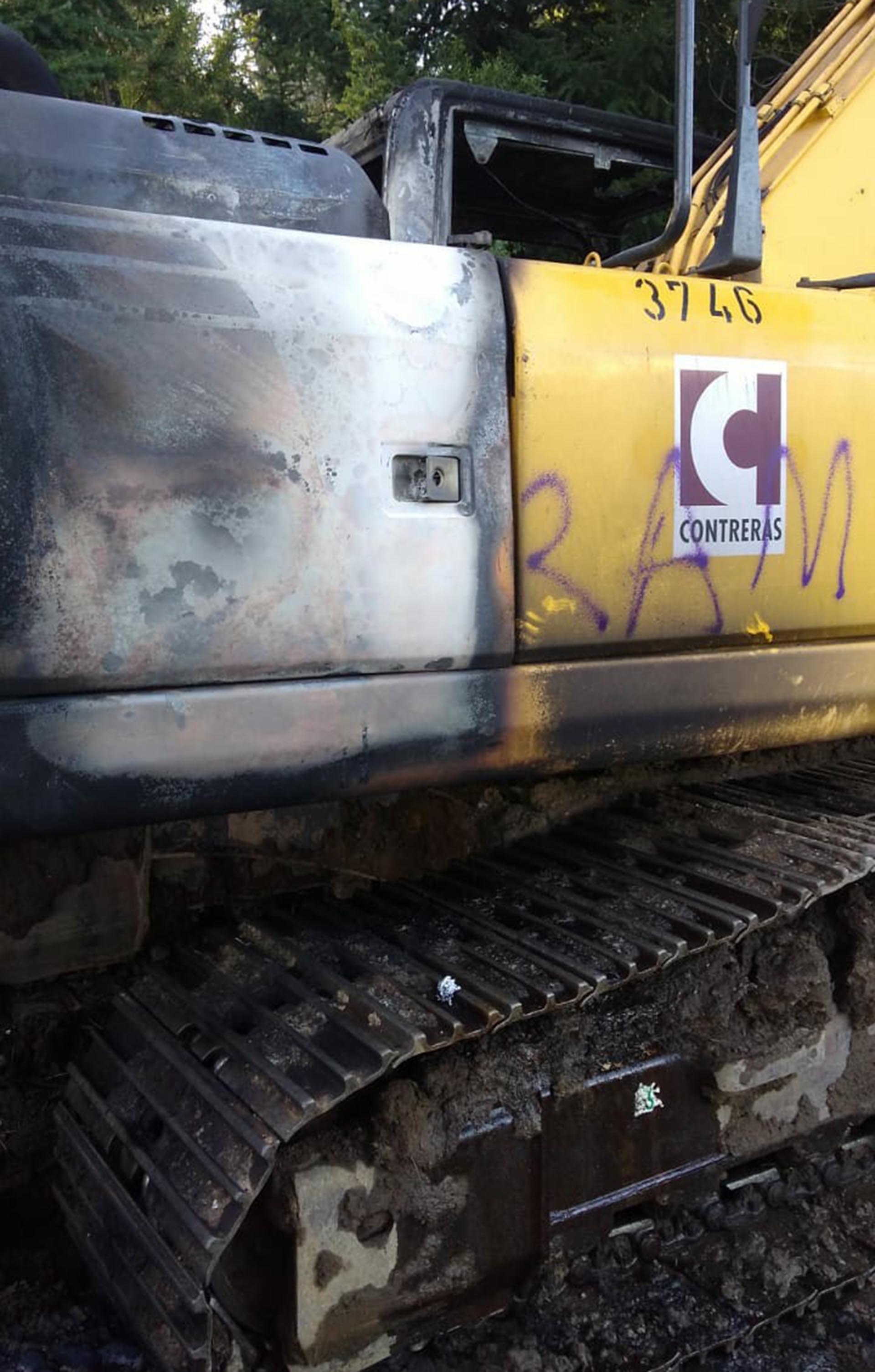 Siglas del RAM en un ataque perpetrado en maquinaria para la construcción del Gasoducto Cordillerano