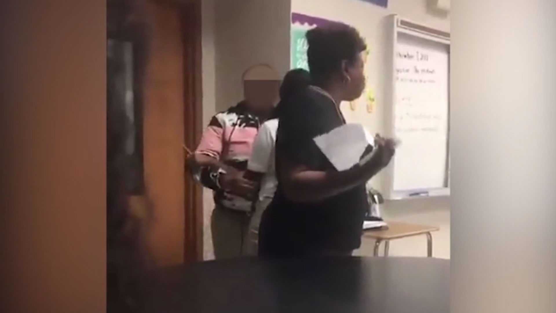 Una compañera trató de separar a la agresiva alumna de la profesora (Foto: @tvs_biddy)