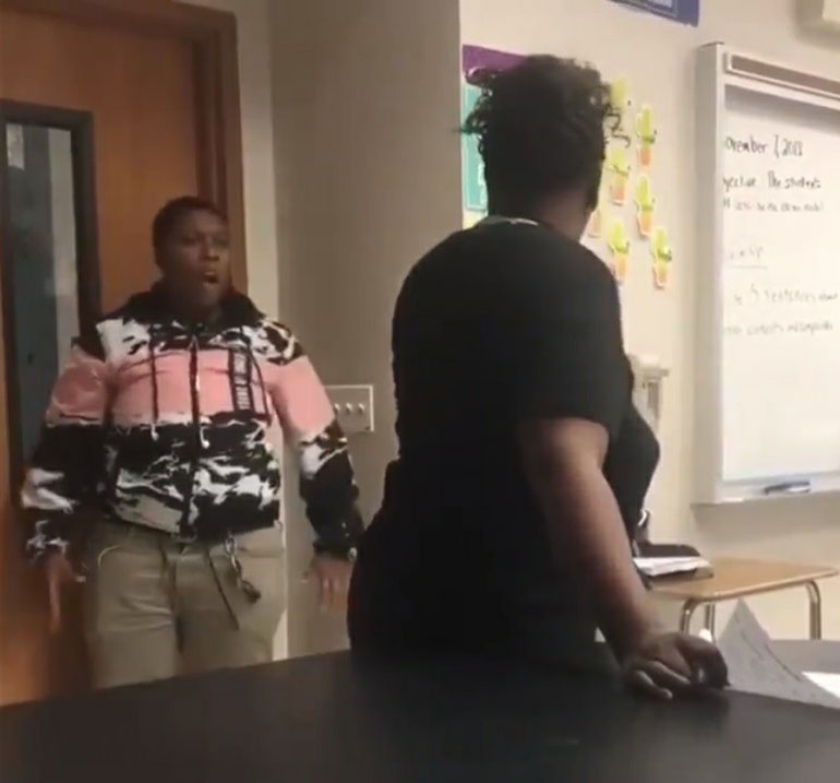Después de asestarle un puñetazo, la estudiante hace un gesto intimidante (Foto: @tvs_biddy)