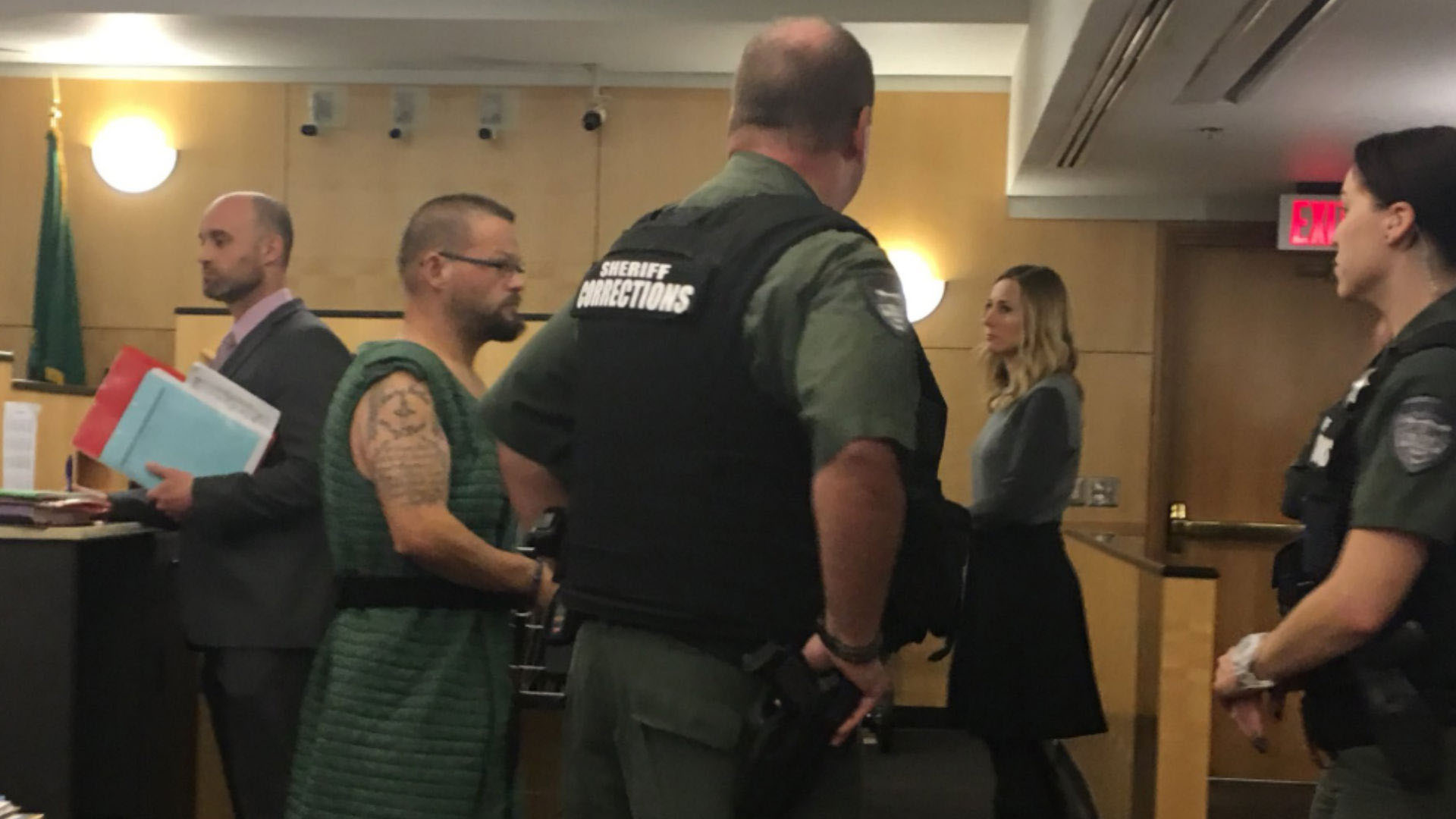 Durante el juicio la madre no pudo contener el llanto. Crédito: Q13 y Twitter TimGordonPDX