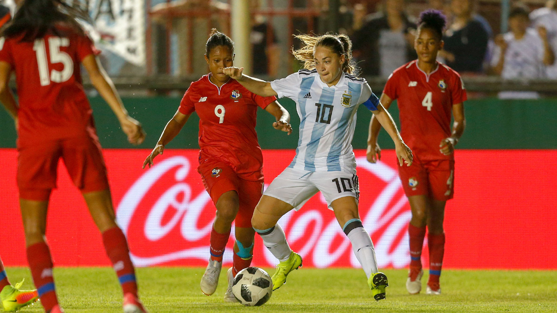Banini lleva la pelota durante el partido del repechaje ante Panamá que se disputó en la cancha de Arsenal (Nicolás Aboaf)