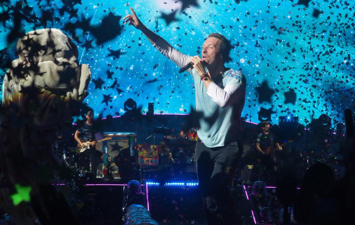 A Head Full of Dreams Tour fue la séptima gira de conciertos de la banda de rock Coldplay.