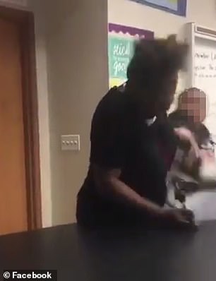 Los compañeros de clase se sorprendieron al ver la agresión (Foto: Especial Facebook)