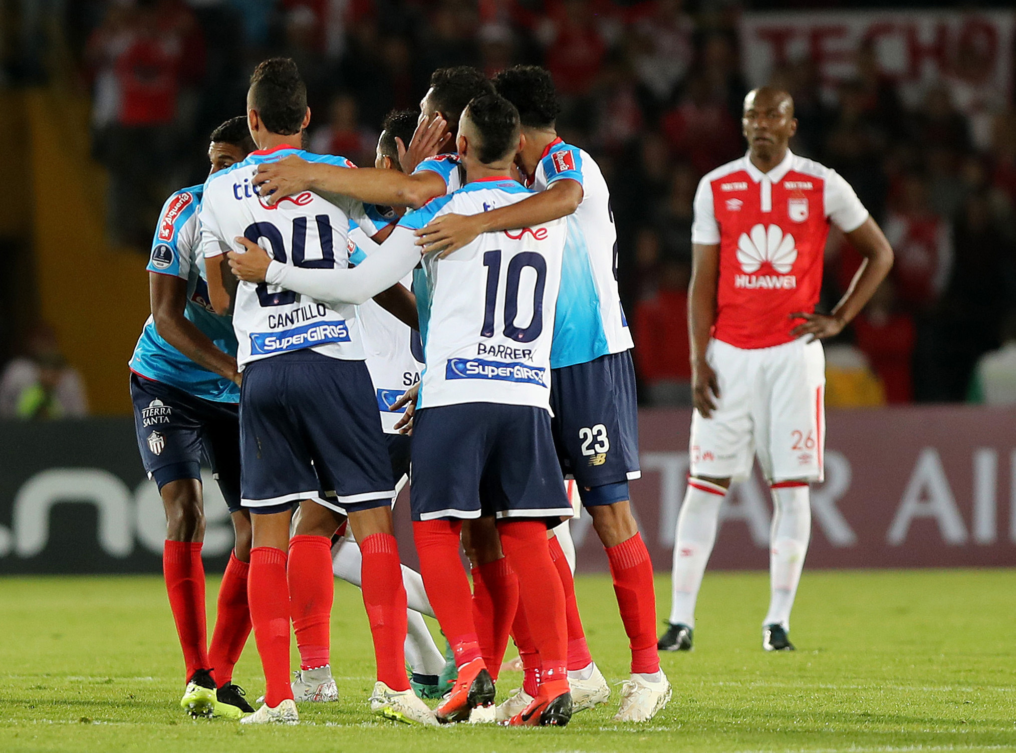 Teofilo Gutiérrez celebra con sus compañeros luego de anotar en un partido de las semifinales de la Copa Sudamericana entre Independiente Santa Fe y Atlético Junior, en el estadio El Campín. (EFE/Leonardo Muñoz)