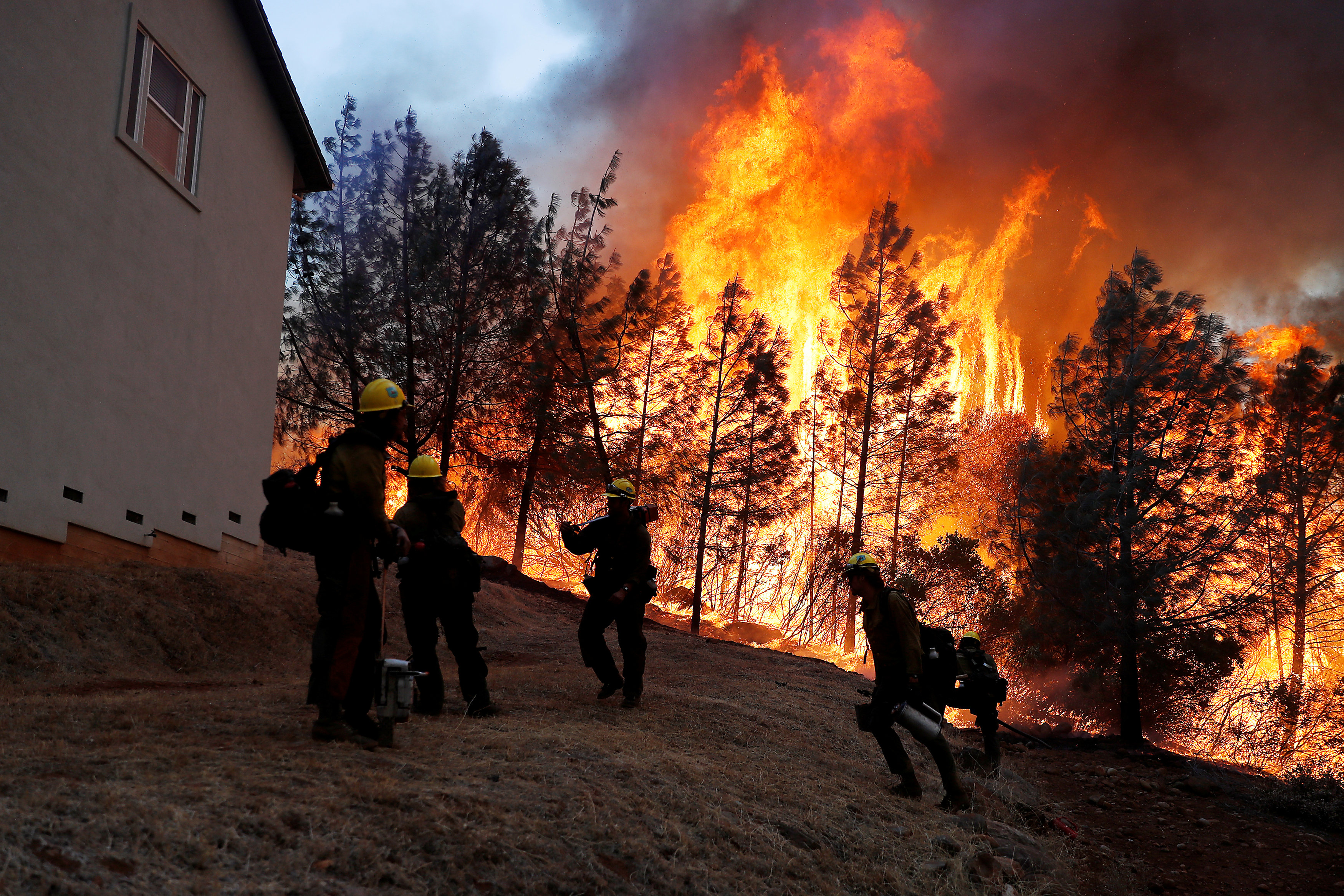 Bomberos luchan contra las llamas en Camp Fire en Paradise, California, (REUTERS/Stephen Lam)