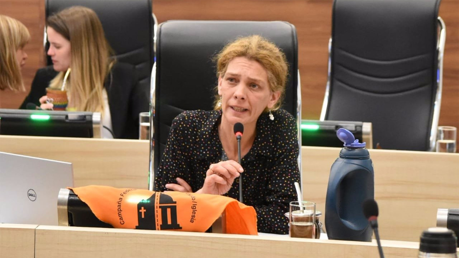 La concejala Celeste Lepratti, con el pañuelo naranja de separación de la Iglesia del Estado