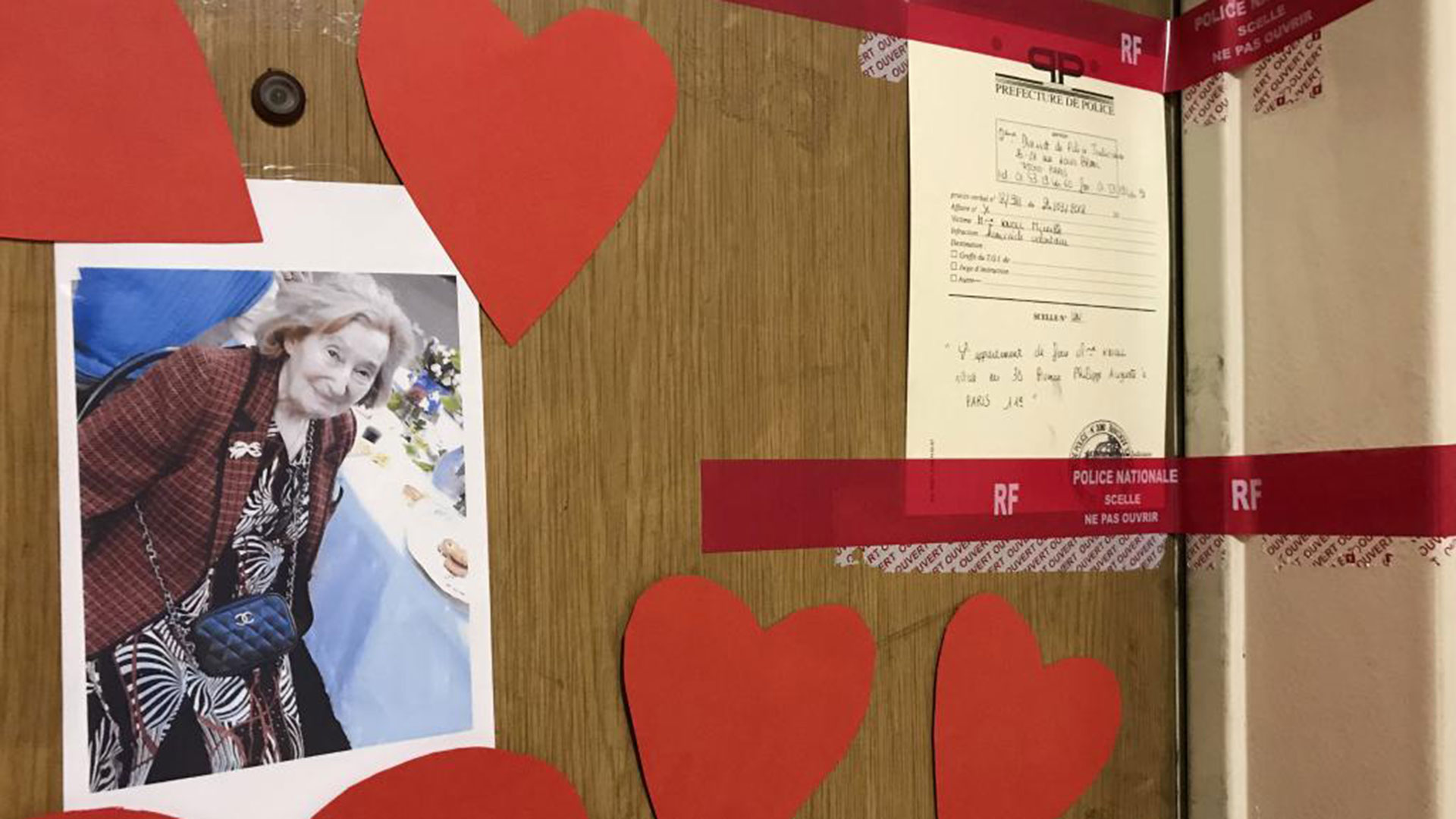 Puerta del apartamento de Mireille Knoll, judía superviviente de la ocupación, asesinada en marzo de 2018 en París. Según el cómplice del asesino, fue apuñalada por Yacine, un joven que aseguraba que “los judíos tienen una buena situación financiera”. (Reuters)