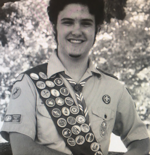 “Tel” Orfanos a los 18 años como “Eagle Scout”, Explorador Aguila de los Boy Scouts