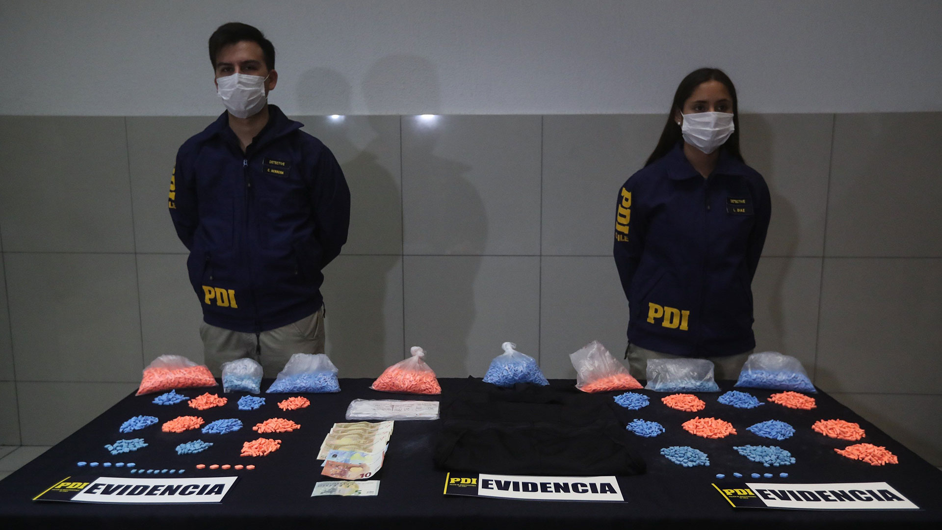 La Policía chilena detuvo en el aeropuerto internacional de Santiago a una mujer española tras sorprenderla con más de 9.000 pastillas de éxtasis (EFE)