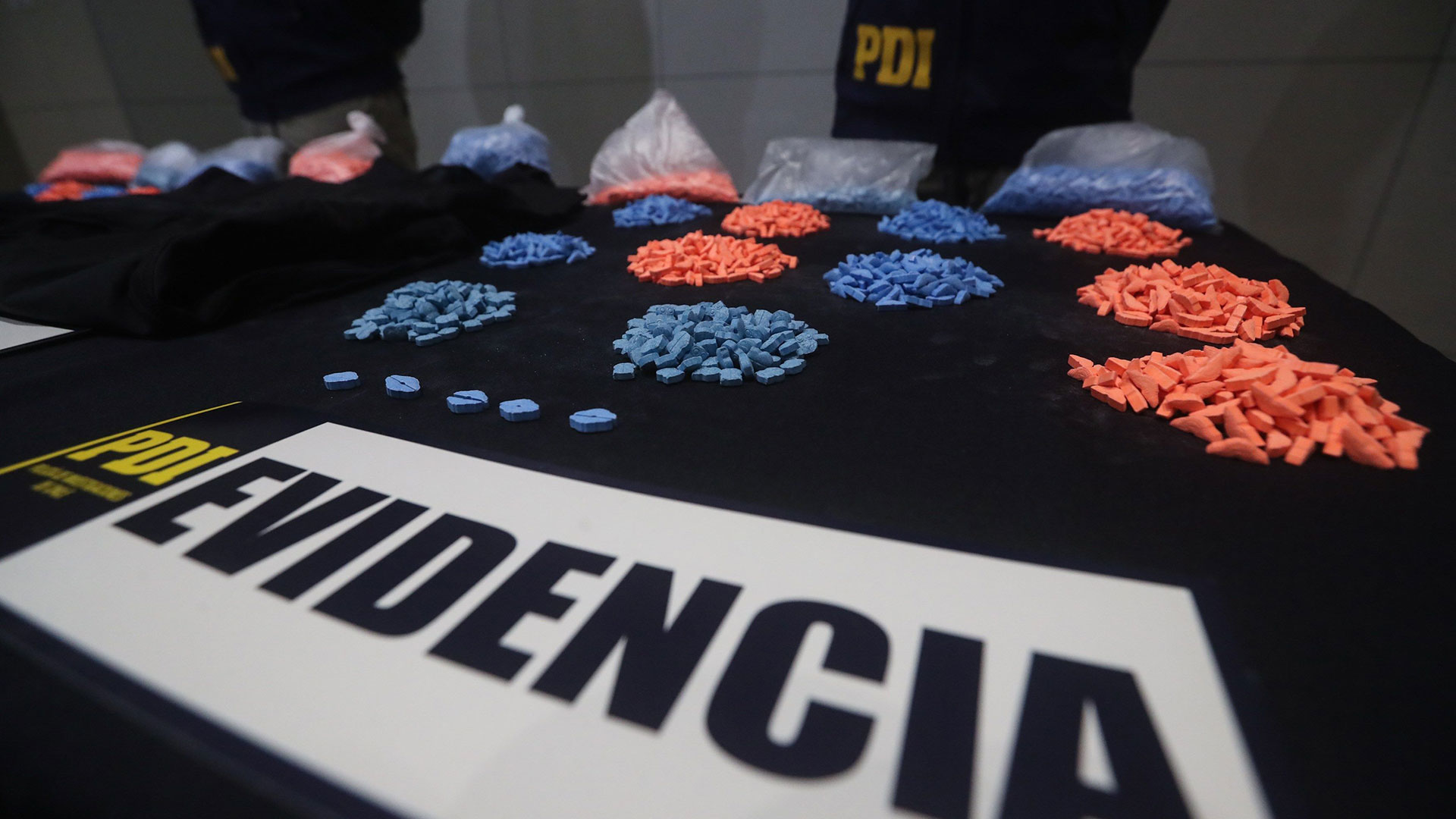 La mujer transportaba exactamente 9.147 pastillas de MDMA (éxtasis) ocultas en fajas musculares (EFE)