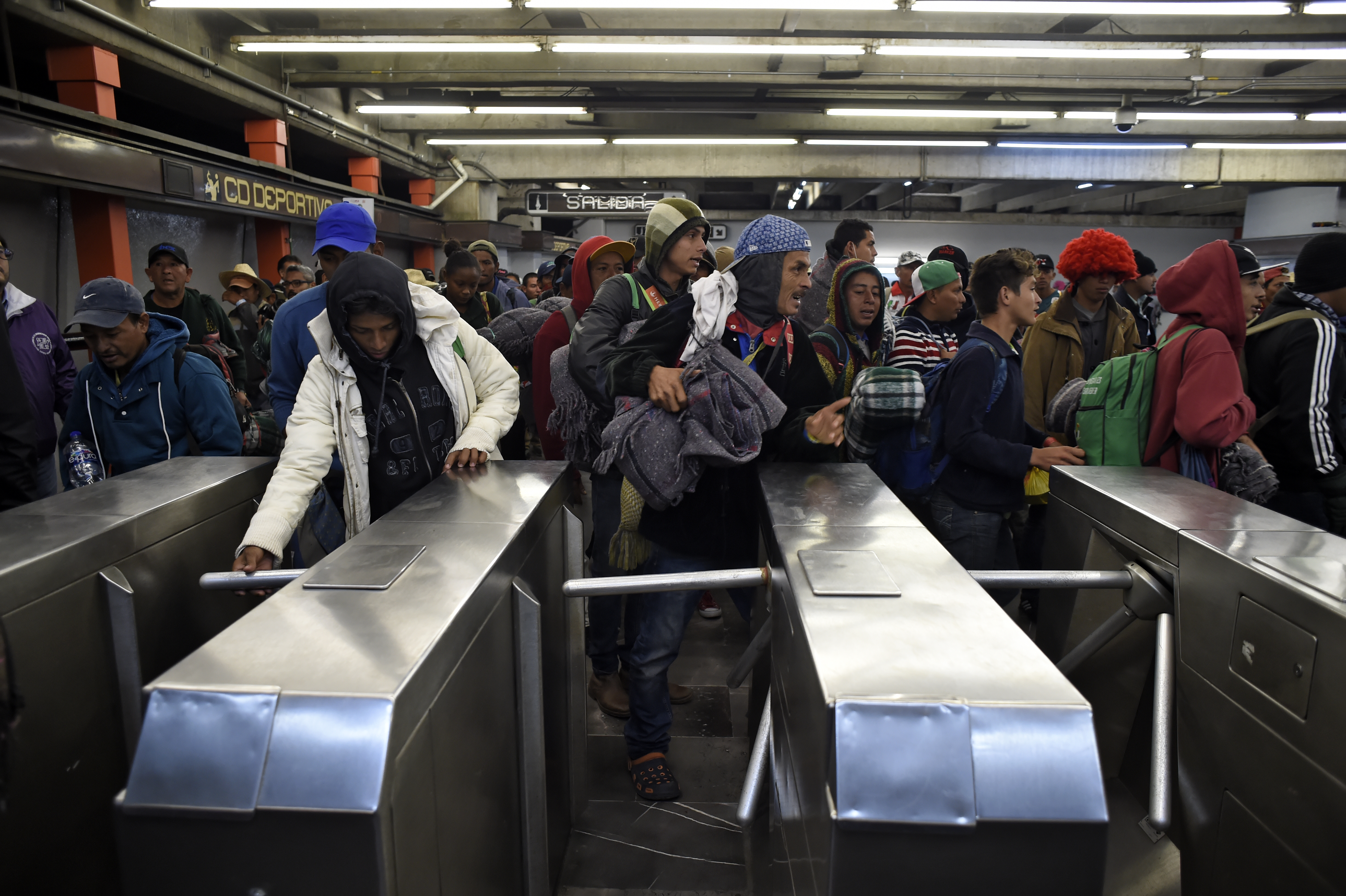 Un grupo de migrantes centroamericanos viajó en metro en la Ciudad de México desde muy temprano este viernes para tomar los camiones foráneos rumbo a Querétaro y seguir su viaje a EEUU. (Foto: Alfredo ESTRELLA / AFP)