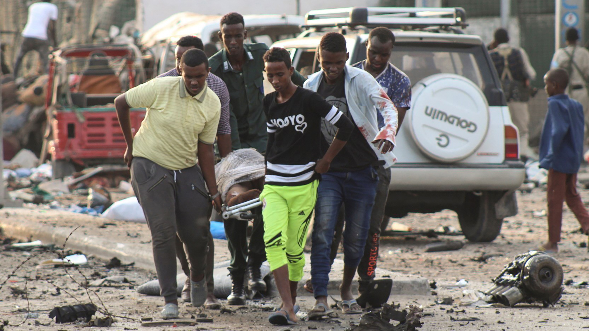 Al menos 20 personas murieron en un atentado con coches bomba en la capital de Somalia (EFE)