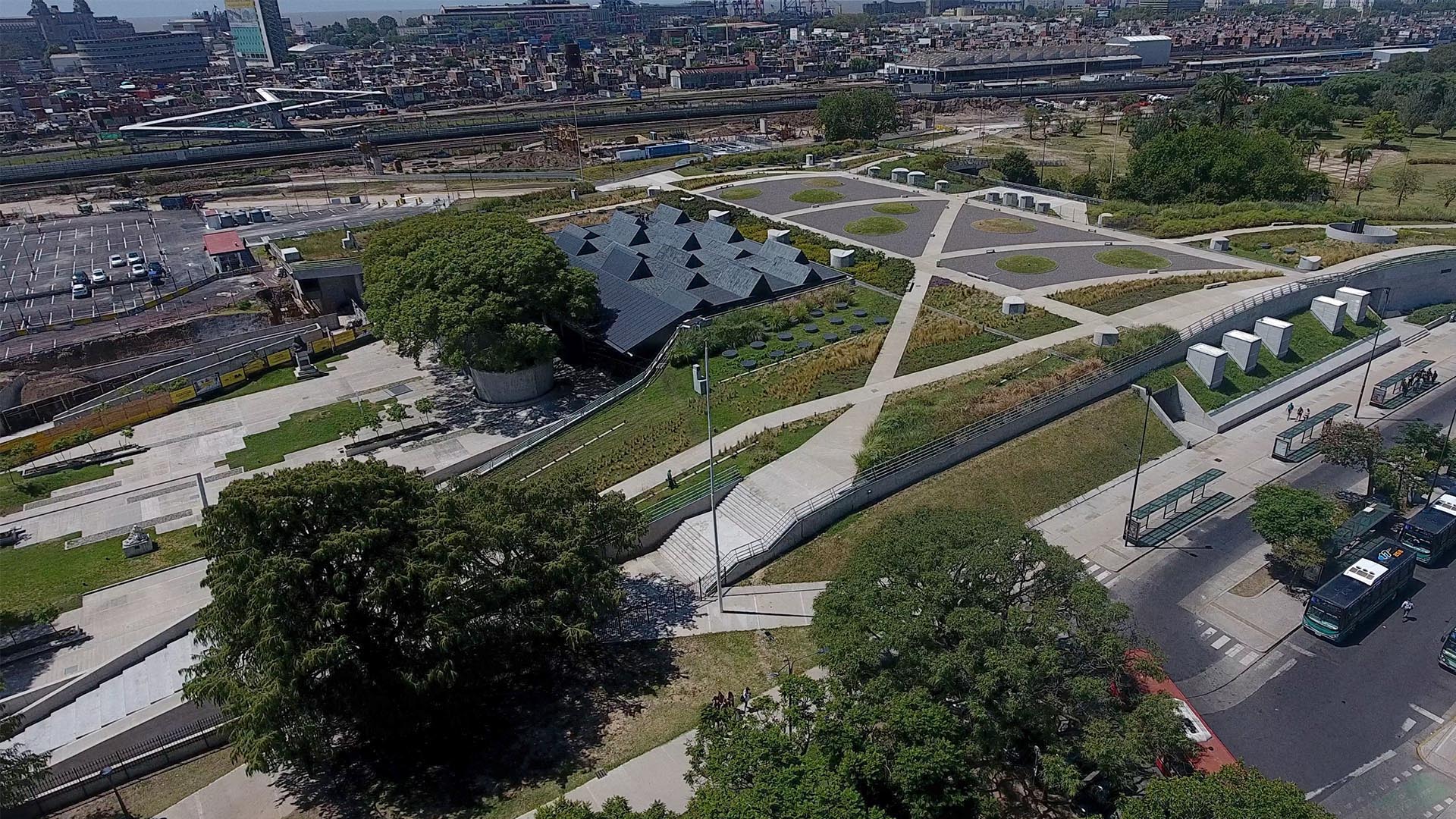 El Centro de Convenciones diseñado por el arquitecto Edgardo Minond en Buenos Aires es soporte para un gran espacio público, que se convierte en un puente para unir dos plazas contiguas, La flor y el Parque Thays