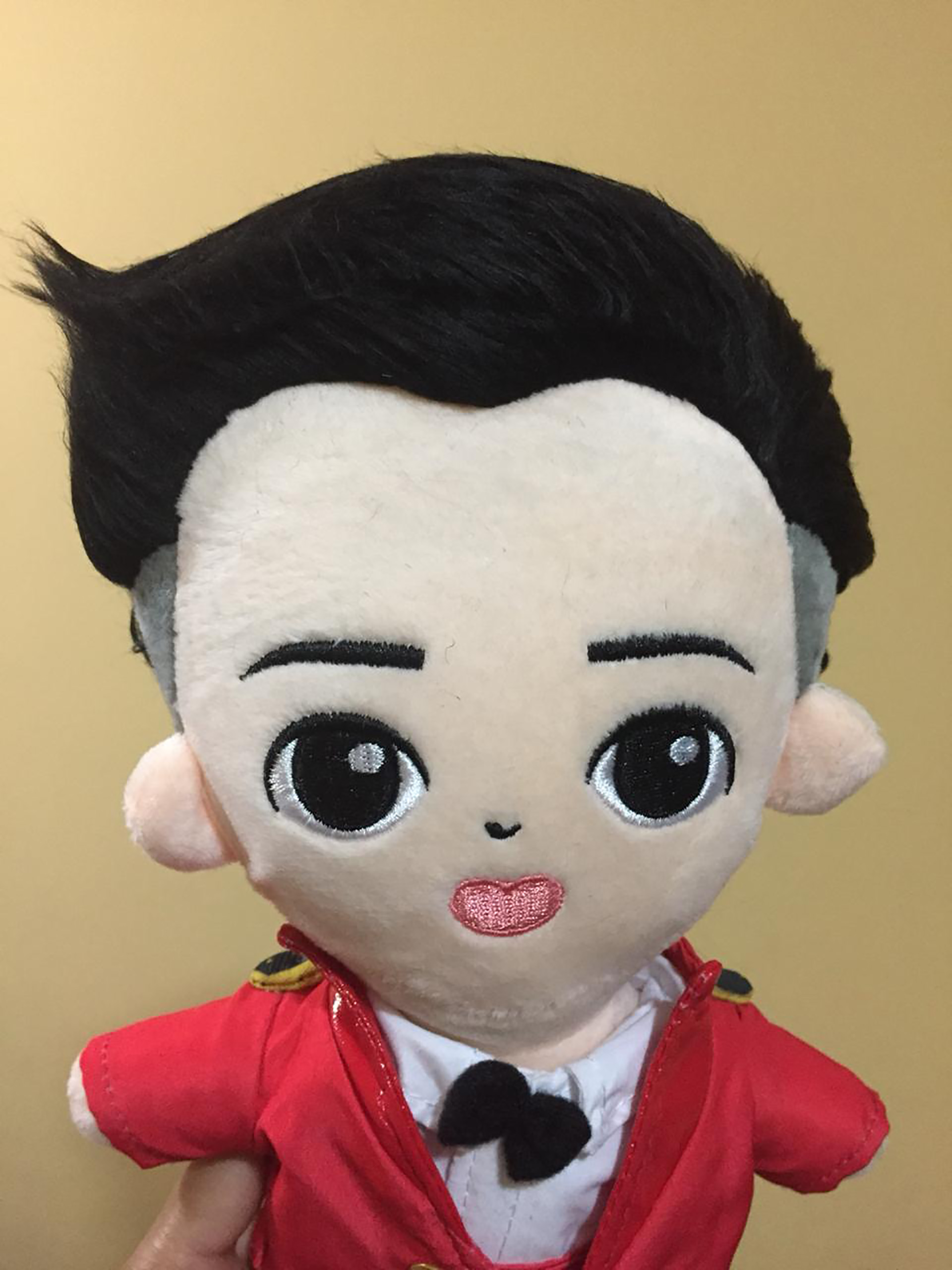 Con el envío desde Corea, un muñeco de algún integrante de cualquier banda puede costar el doble, pero a las fans no les importa pagar el precio que sea