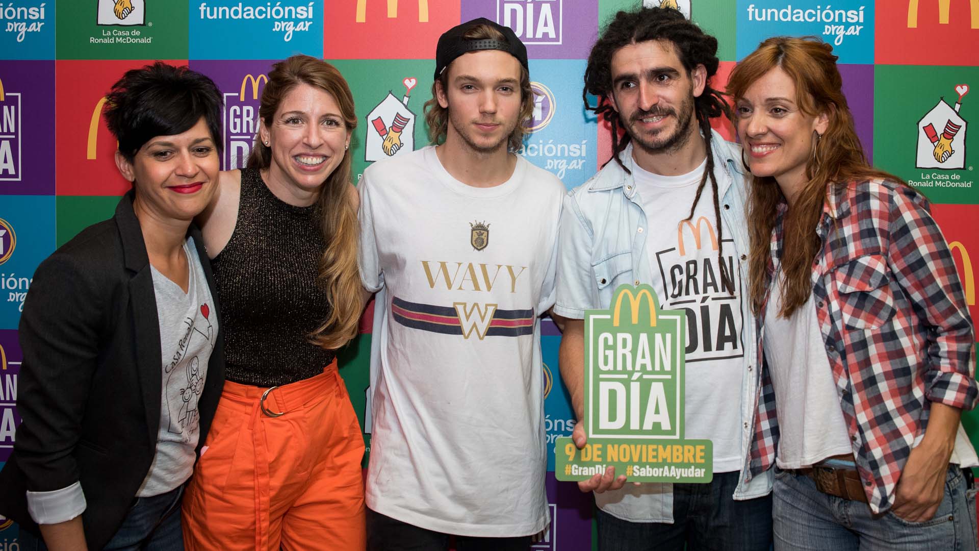 Franco Masini, en el centro, junto a Florencia Bertotti y Manuel Lozano de la Fundación Sí