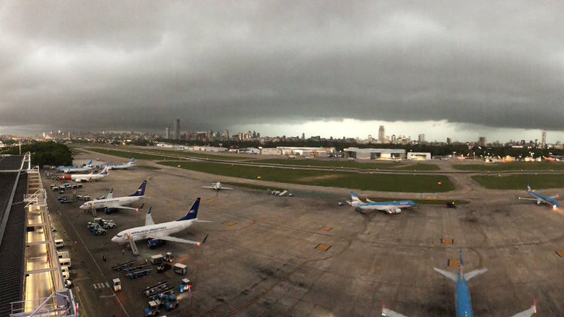 Vista de la torre de control de Aeroparque. (@ControllersAep)