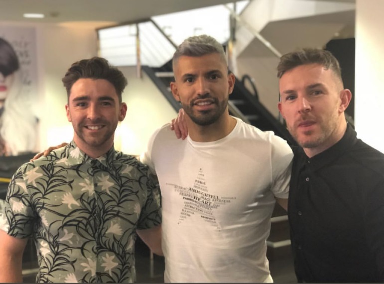 El Kun Aguero junto a los estilistas que realizaron el cambio de look (@georgie.mathers)
