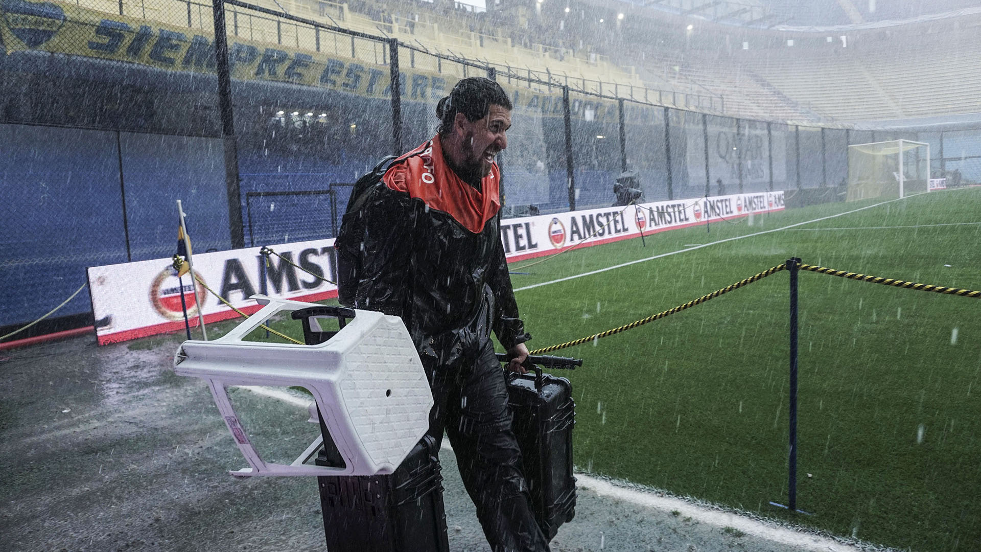 Un fotógrafo corrido por las lluvias torrenciales