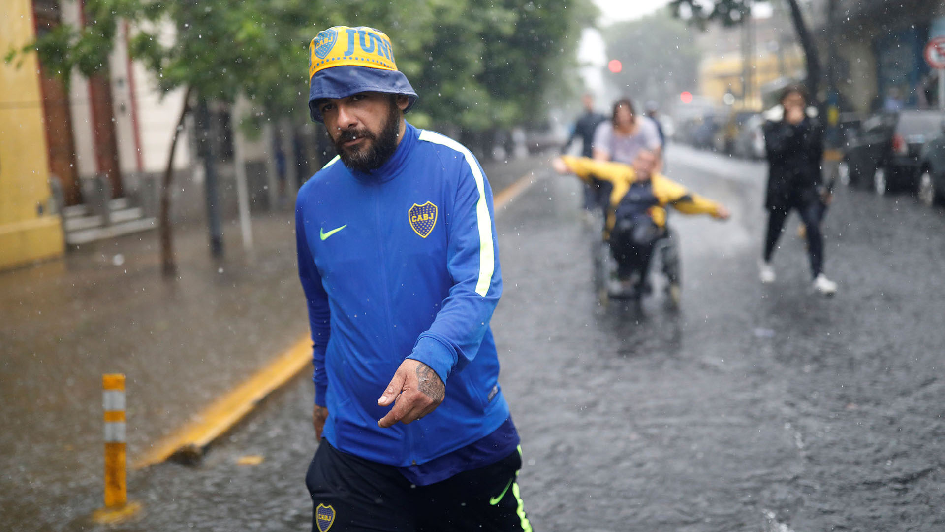 Agua y más agua. Nada pudo contra los hinchas